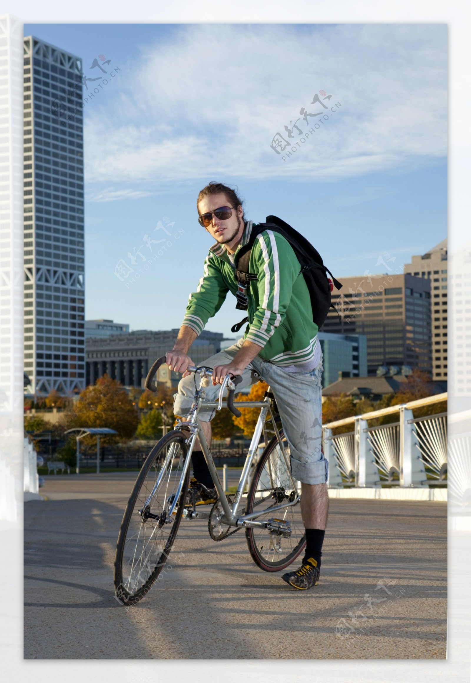 骑单车的男人图片