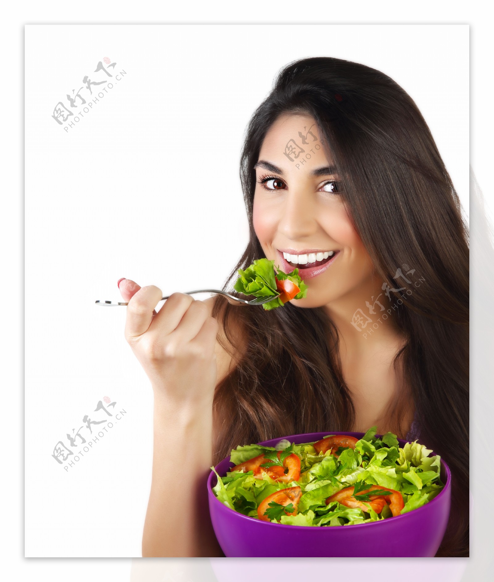 吃蔬菜沙拉的长发美女图片