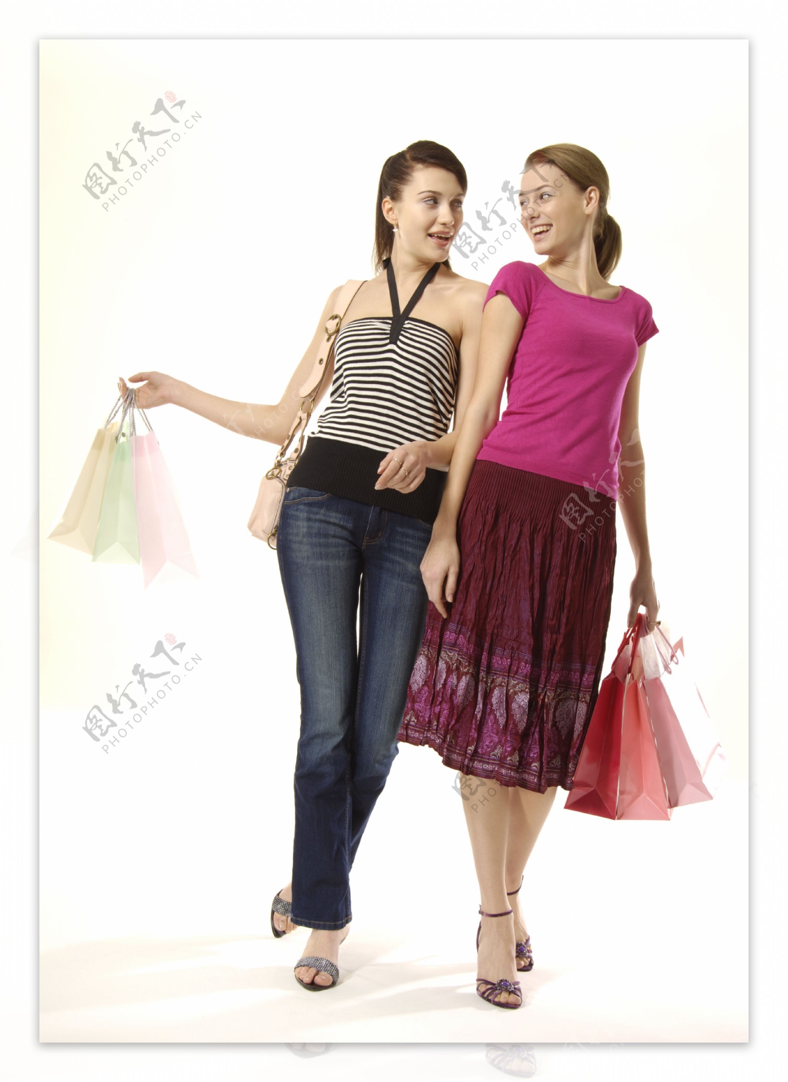 提着购物袋行走的两个美女图片