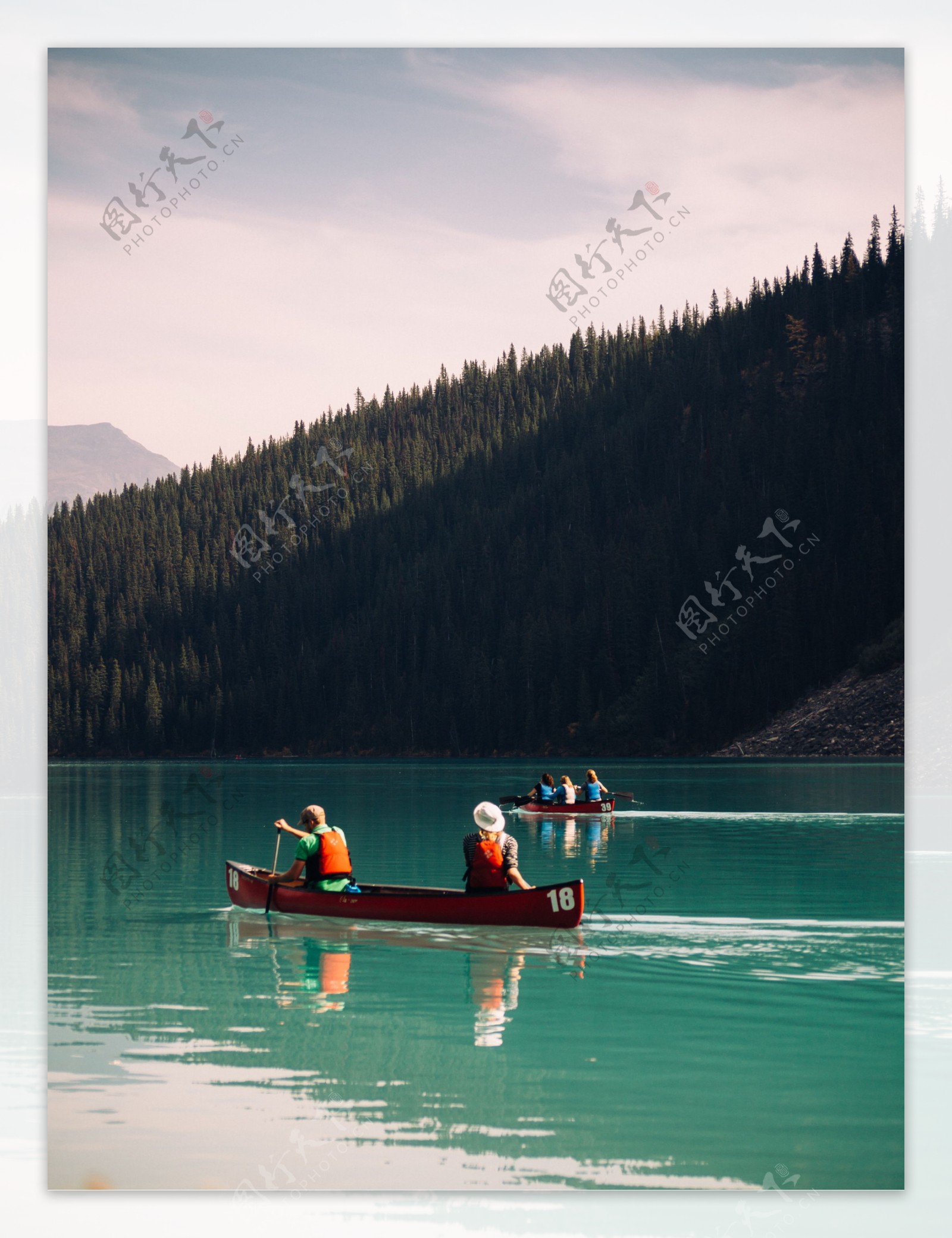 高清湖面上划船图片