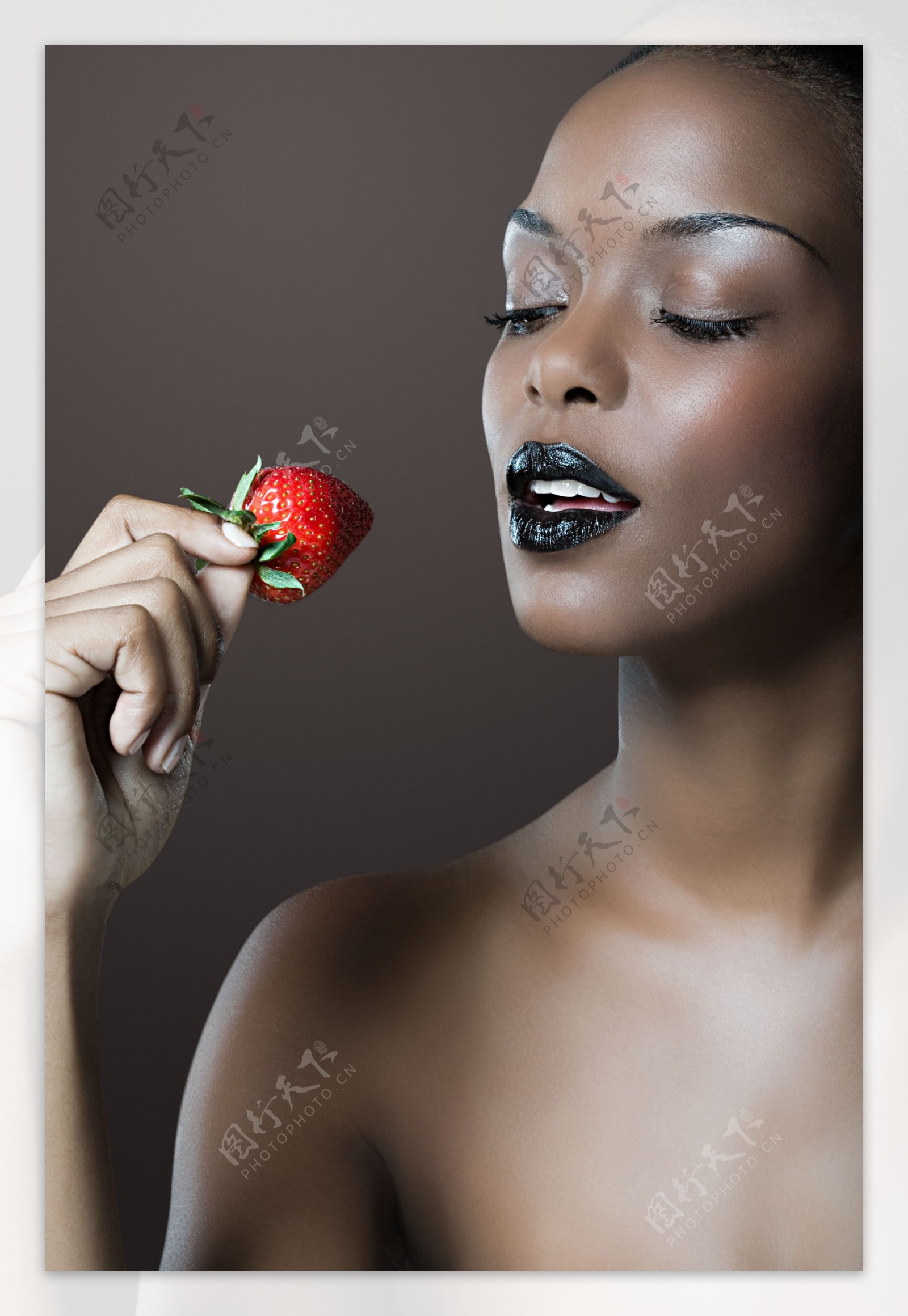 美女品尝鲜嫩草莓图片