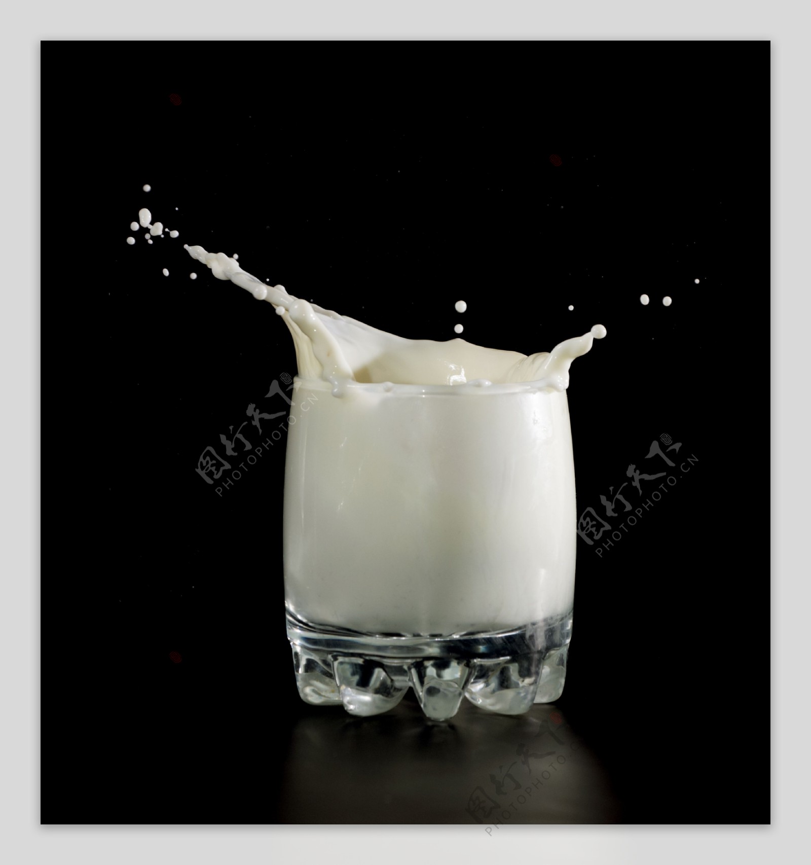 一杯动感牛奶摄影