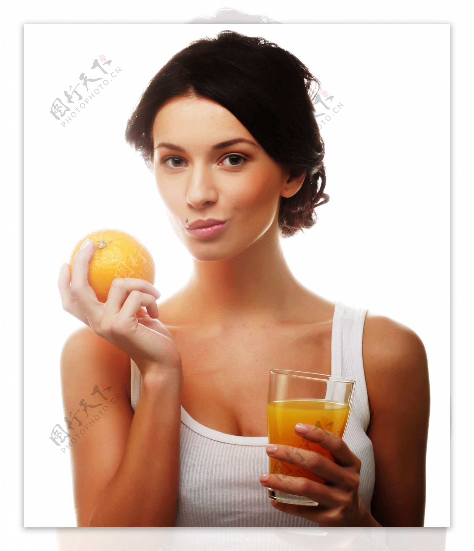 手拿橙子喝橙汁的美女图片