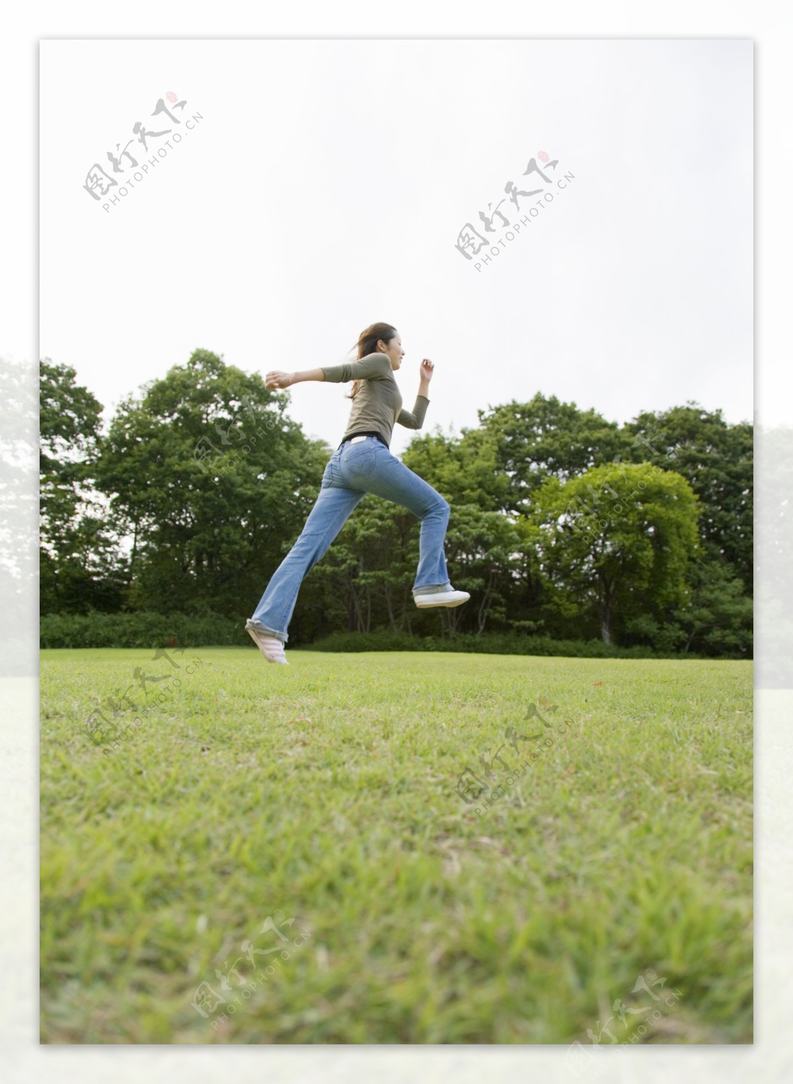 草地上跑步的美女图片
