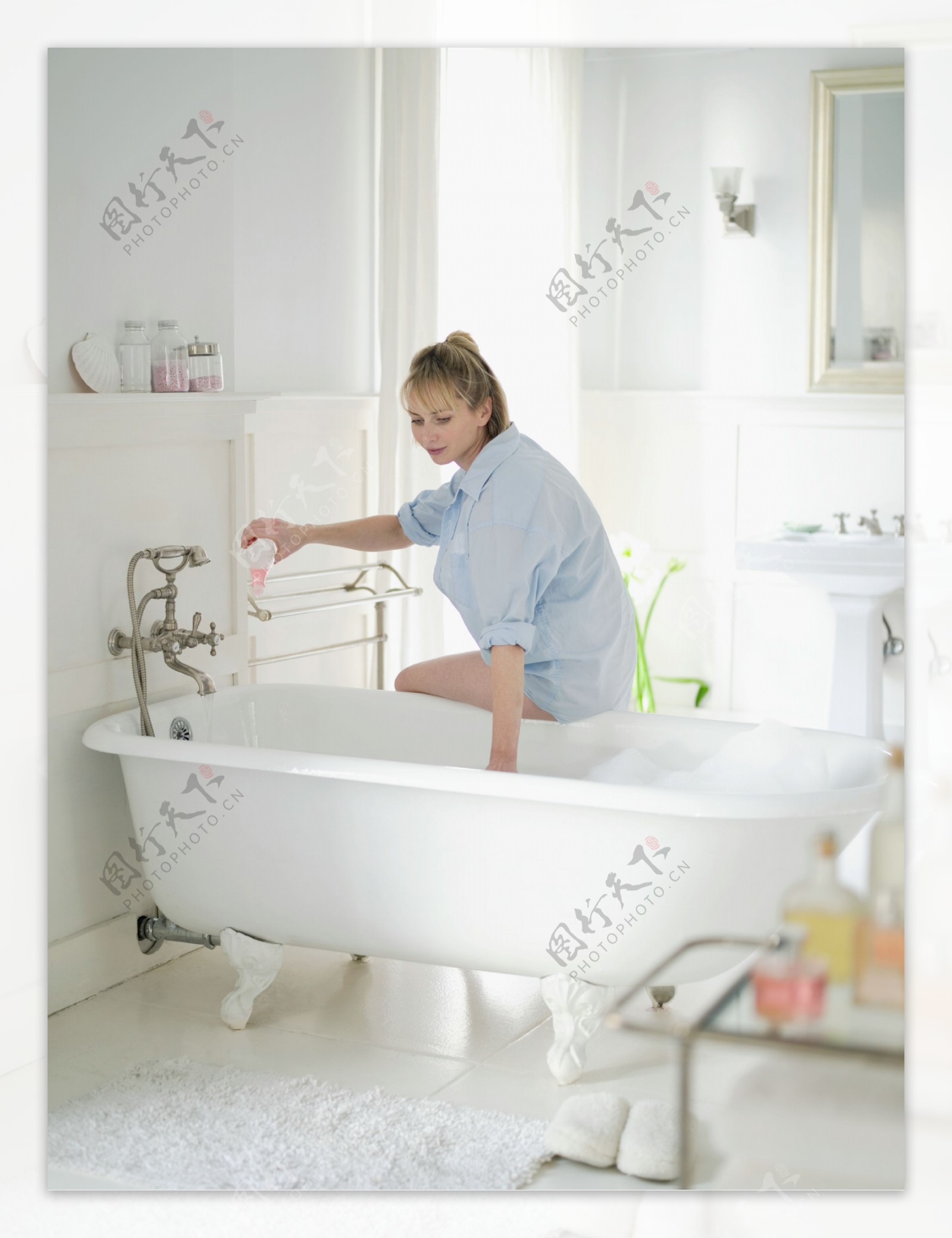 坐在浴缸边放水的女人图片