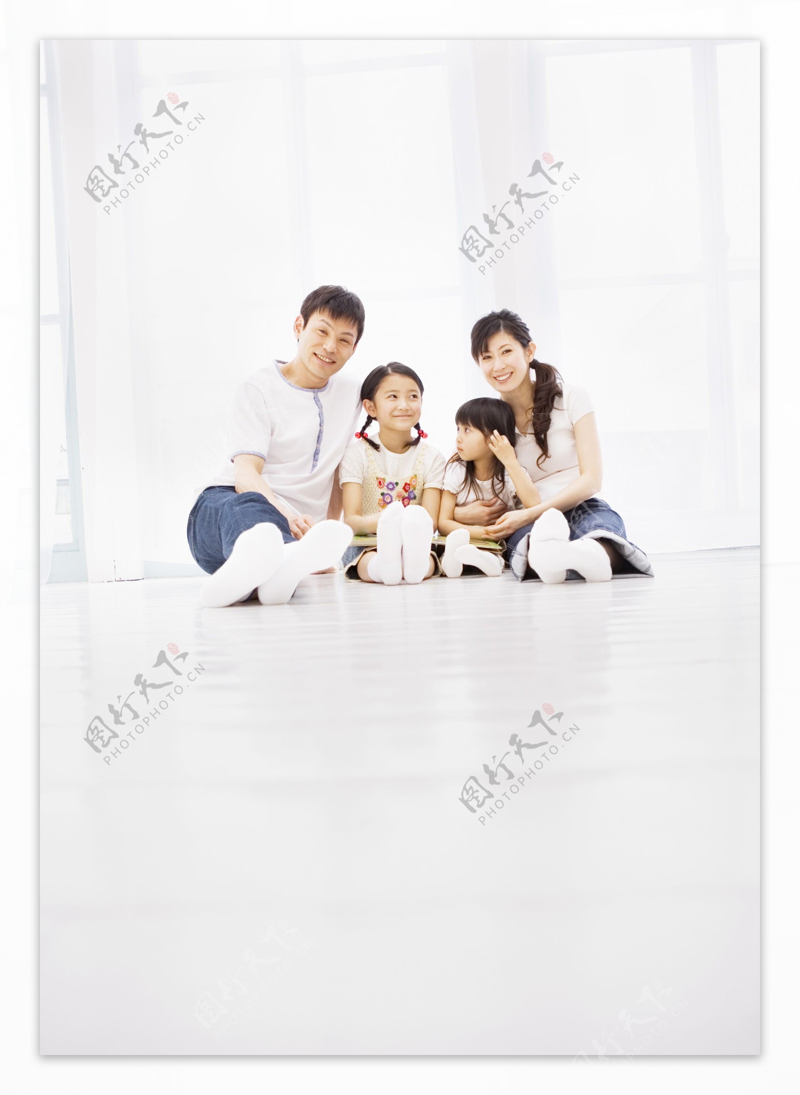 坐在地板上的幸福家人图片