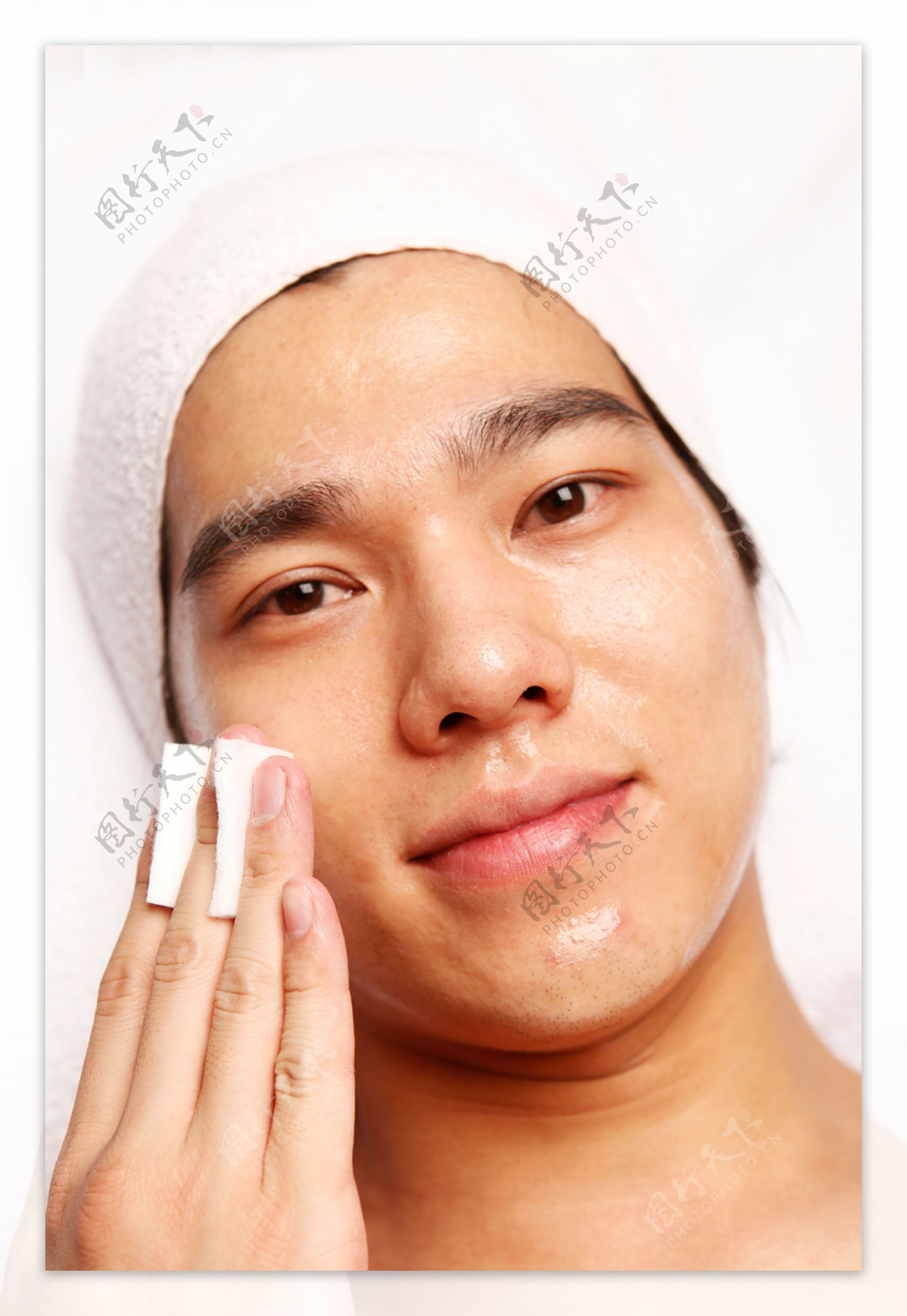 正在用化妆棉擦脸的男士图片图片