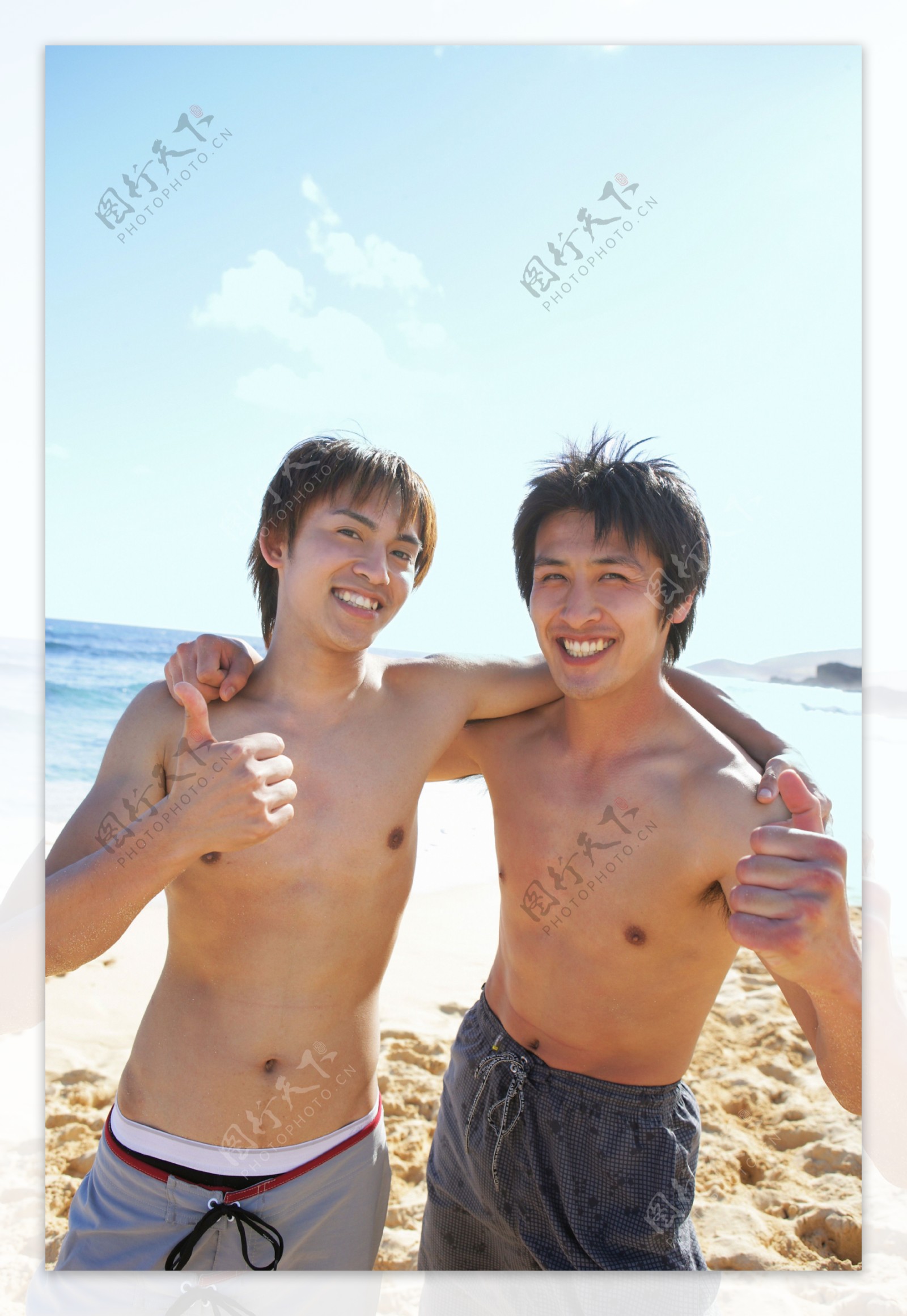 沙滩上的阳光男孩图片