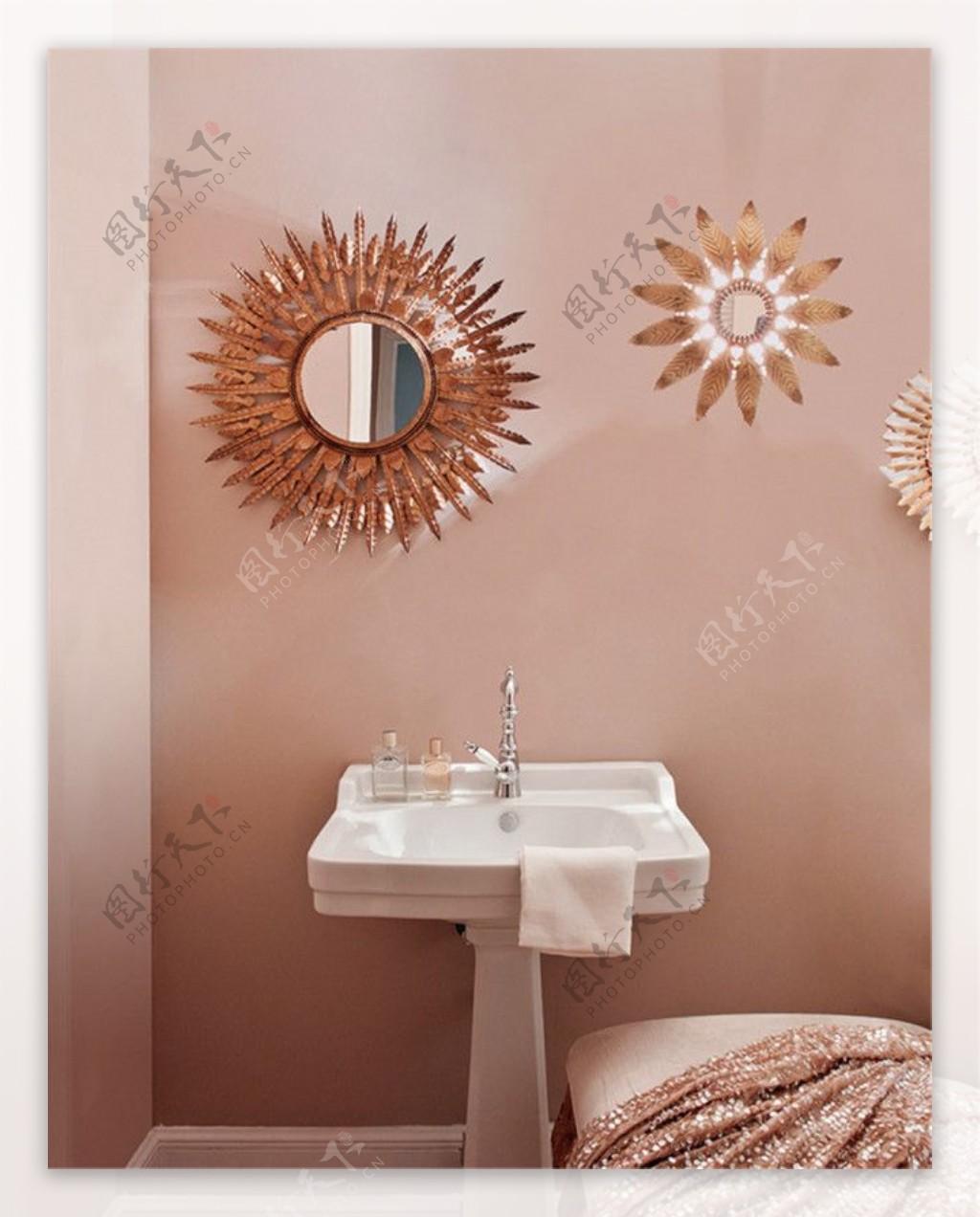 现代时尚卫生间洗手台背景墙设计图