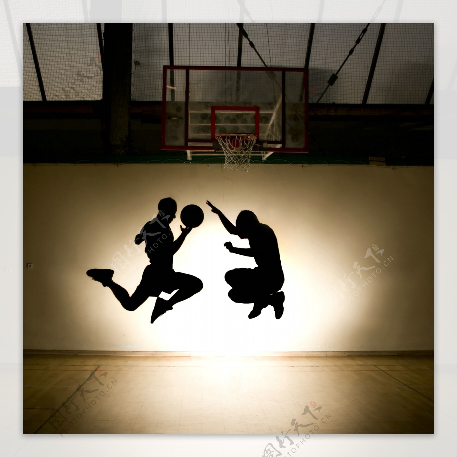 打篮球的篮球运动员图片