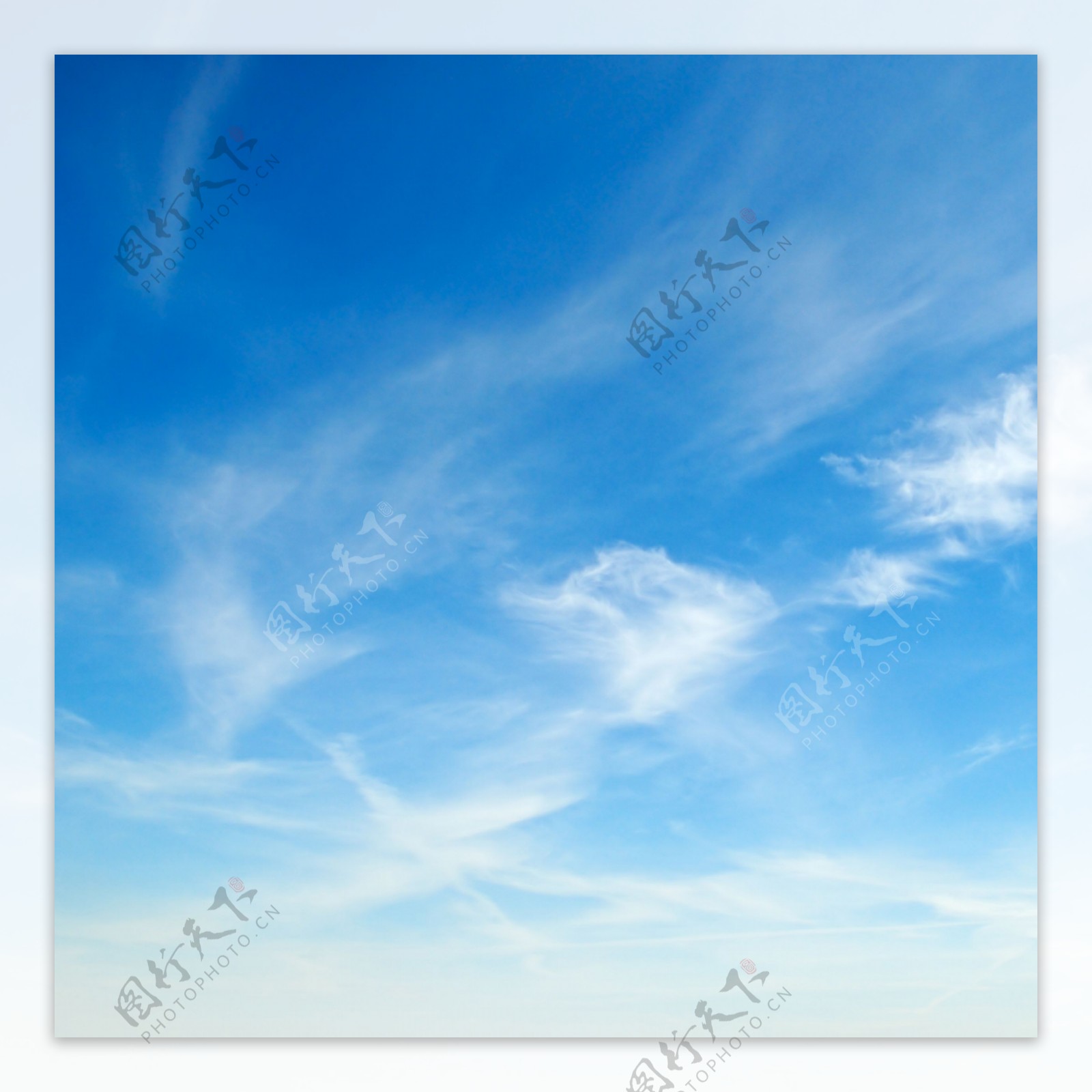 蓝天和薄薄的云朵图片