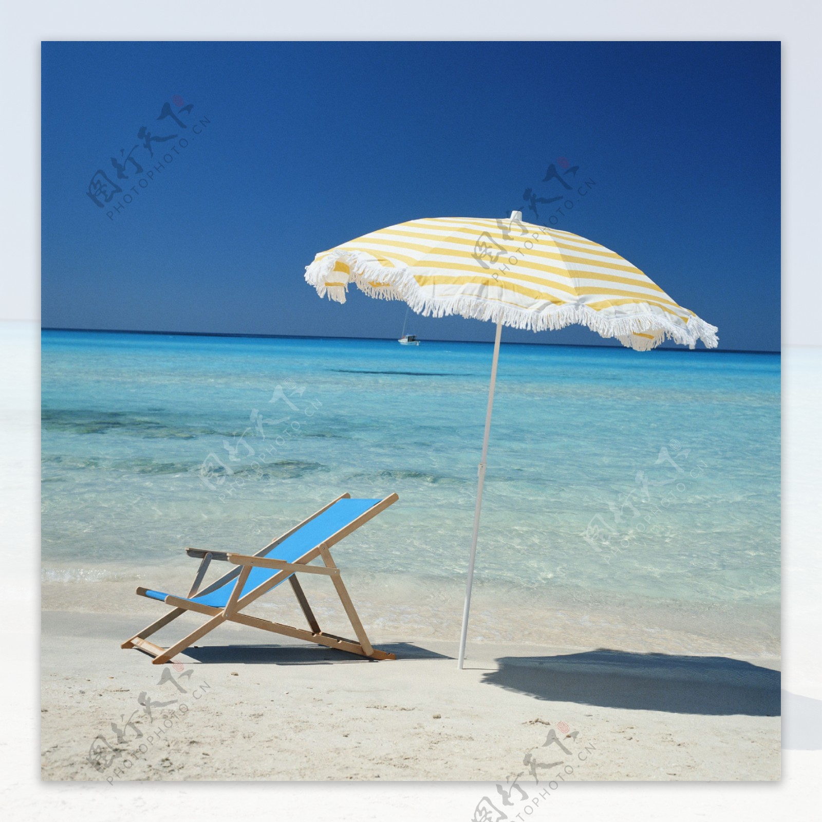 沙滩凉椅与遮阳伞图片