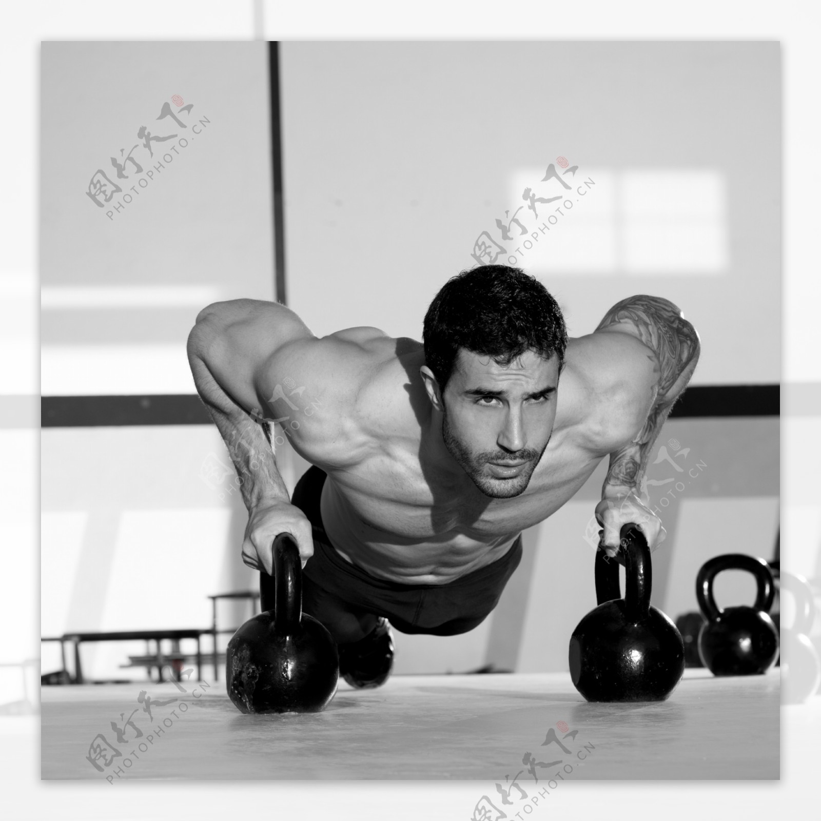 俯卧撑锻炼的男人图片
