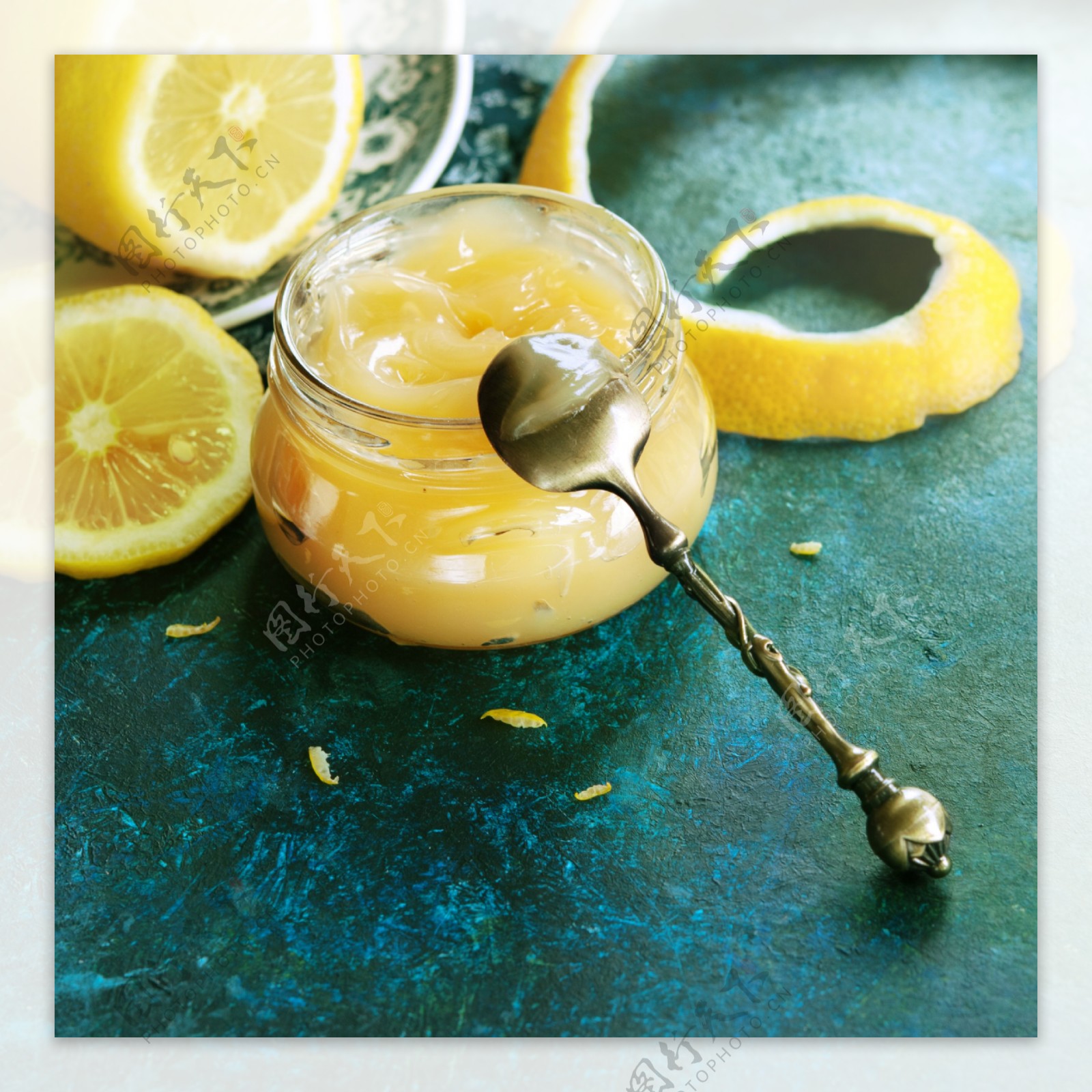 勺子与柠檬凝乳图片