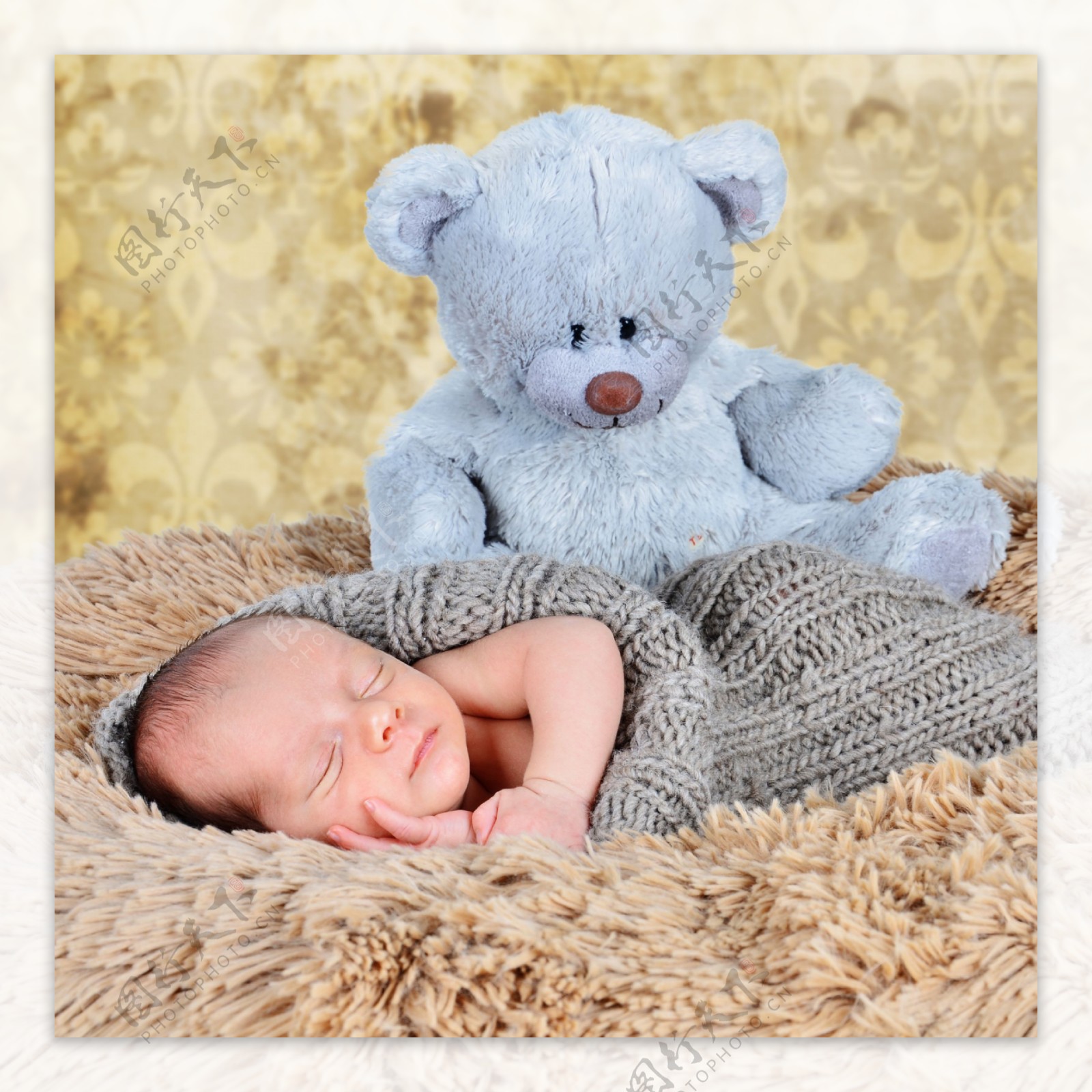 玩具熊和熟睡的婴儿图片