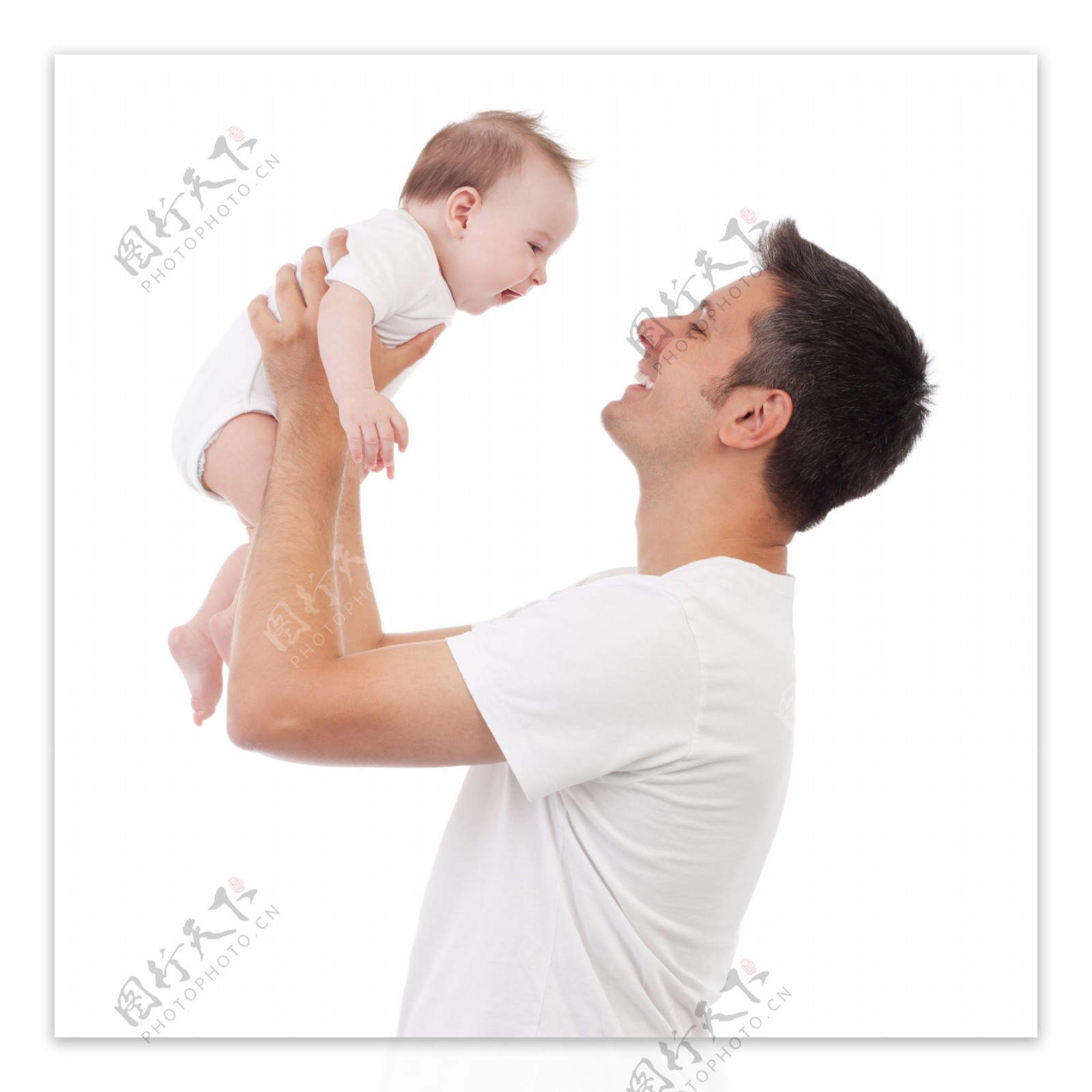 举起婴儿的父亲图片