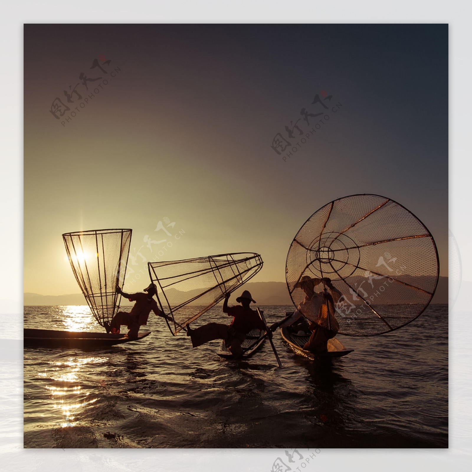 湖面捕鱼的渔民图片