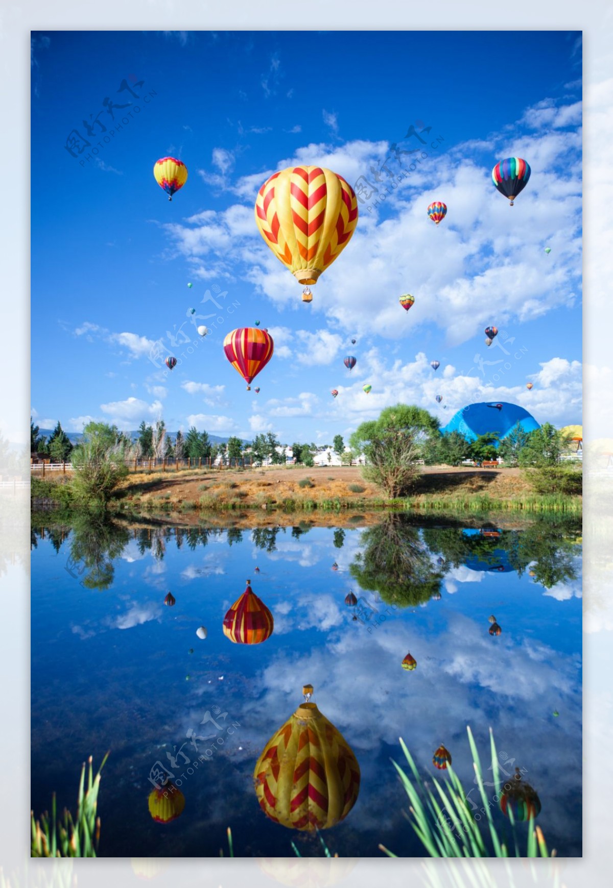 热气球蓝色天空风景旅行文艺梦想图