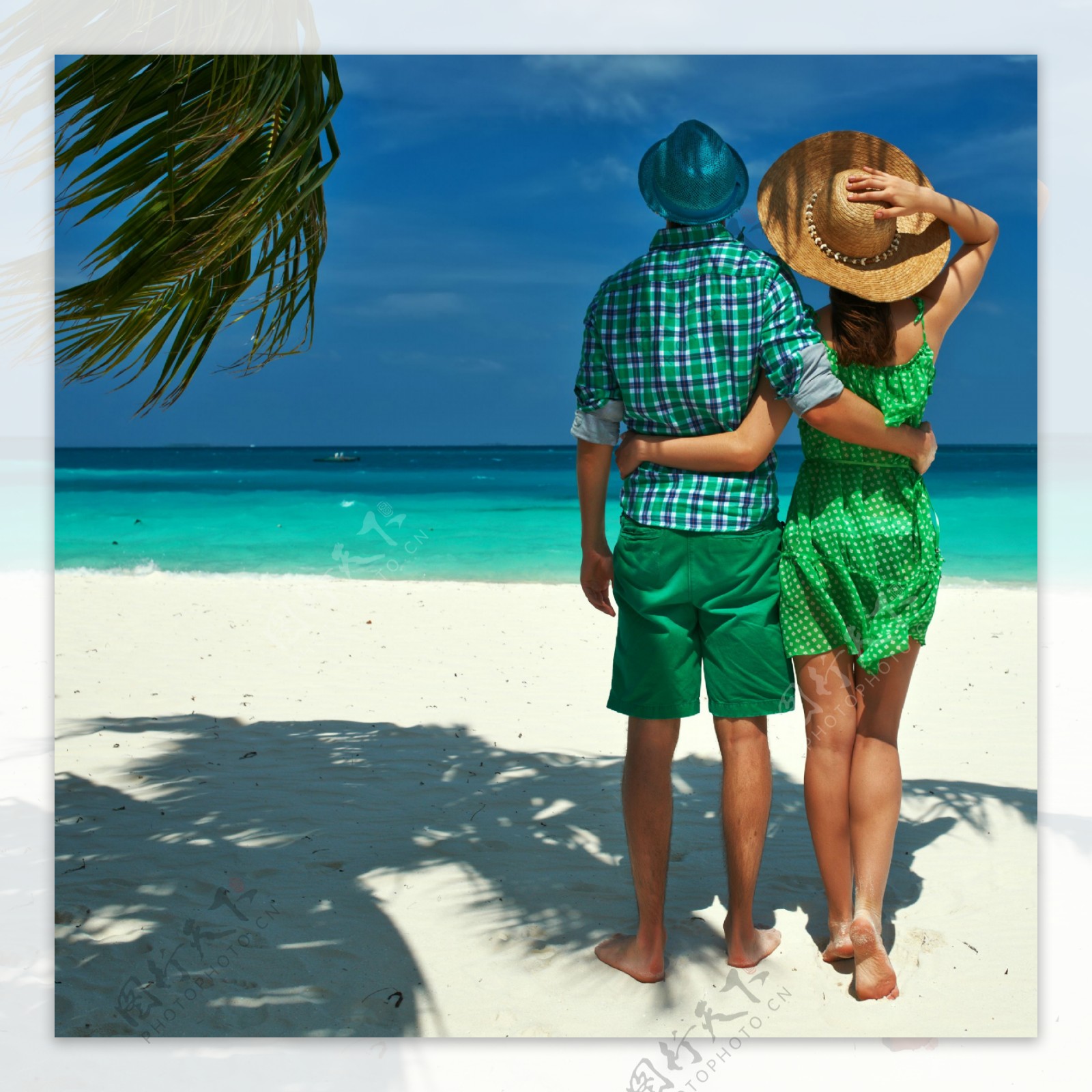 沙滩上并肩搂腰的情侣图片