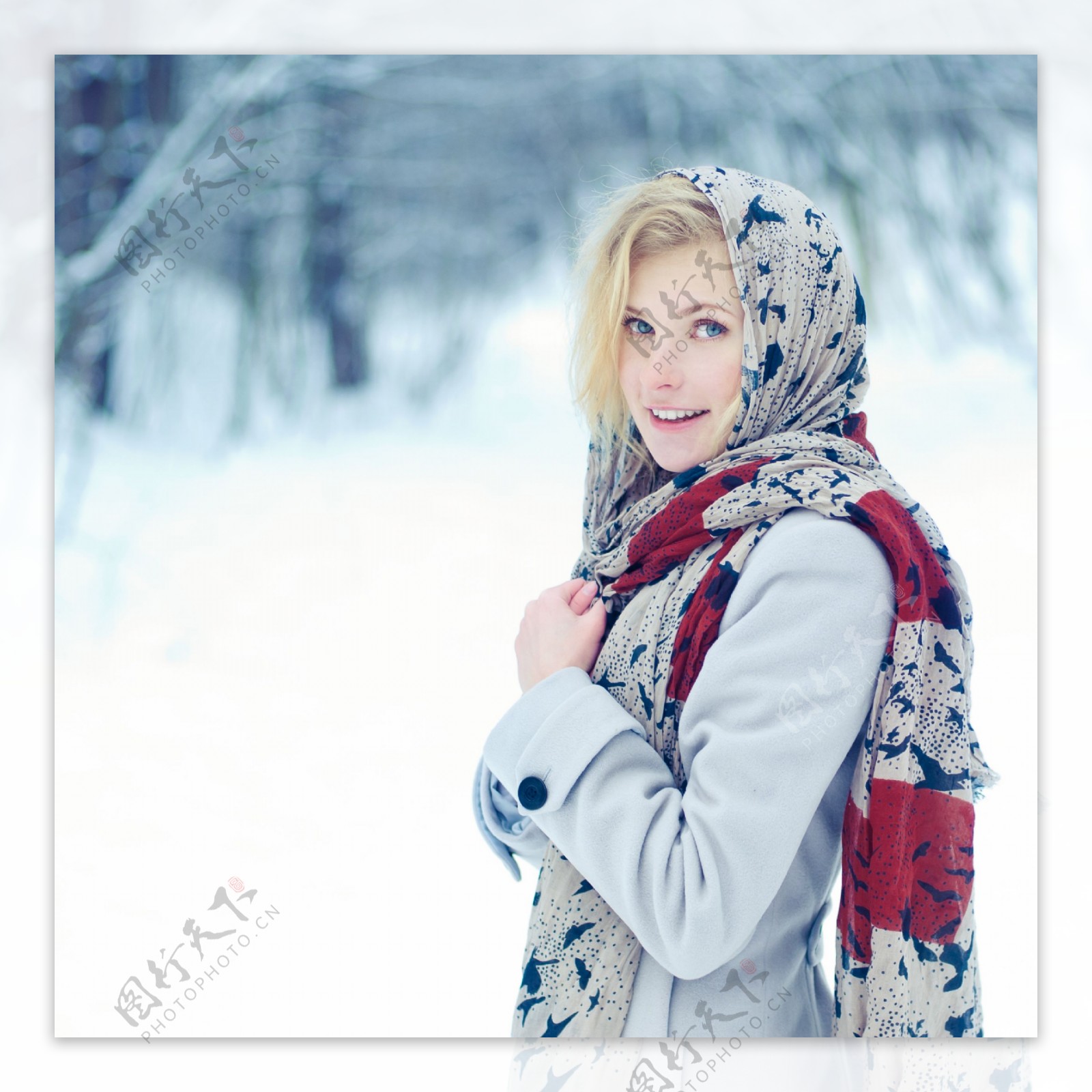 冬季包头巾的外国美女图片