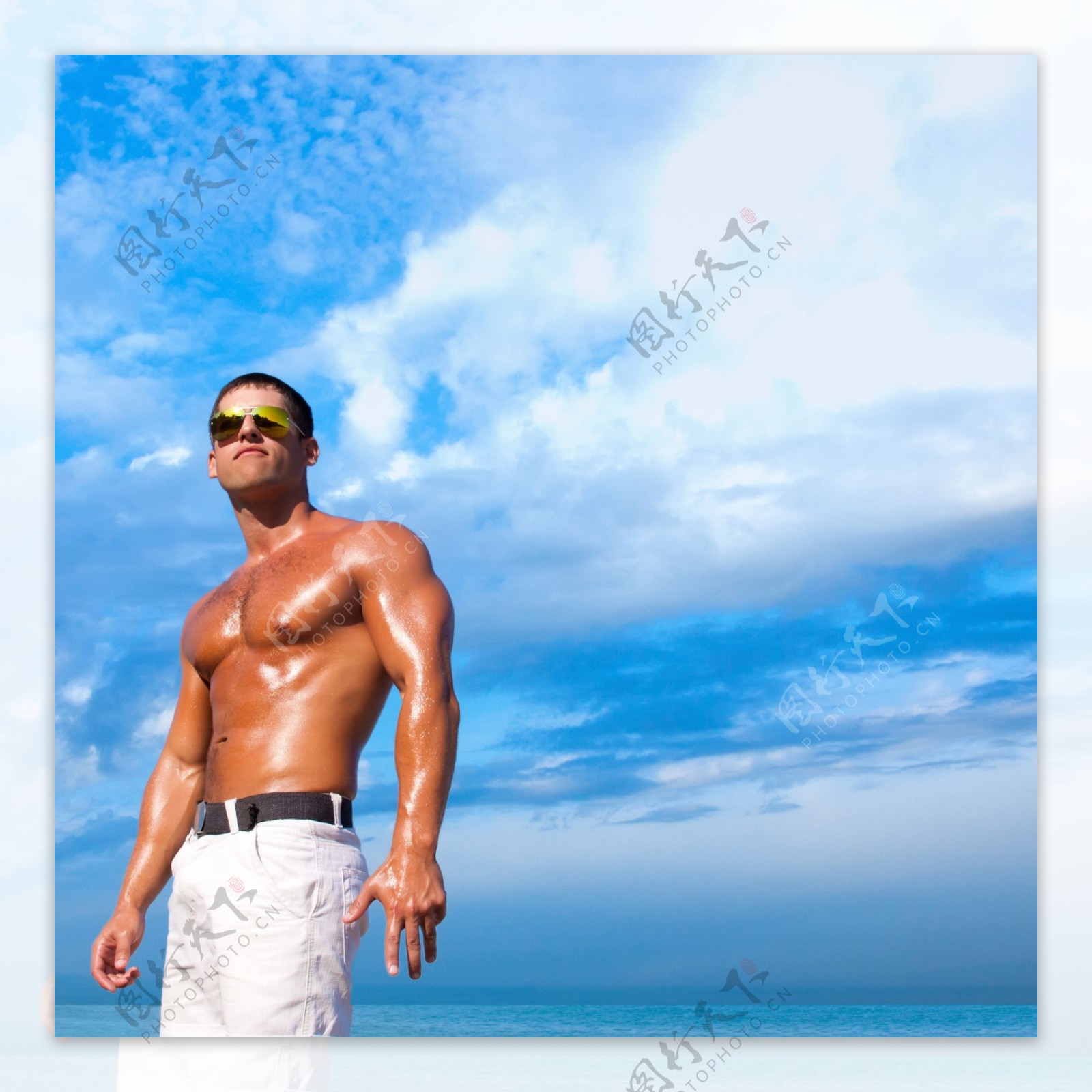 海边的健壮肌肉男图片