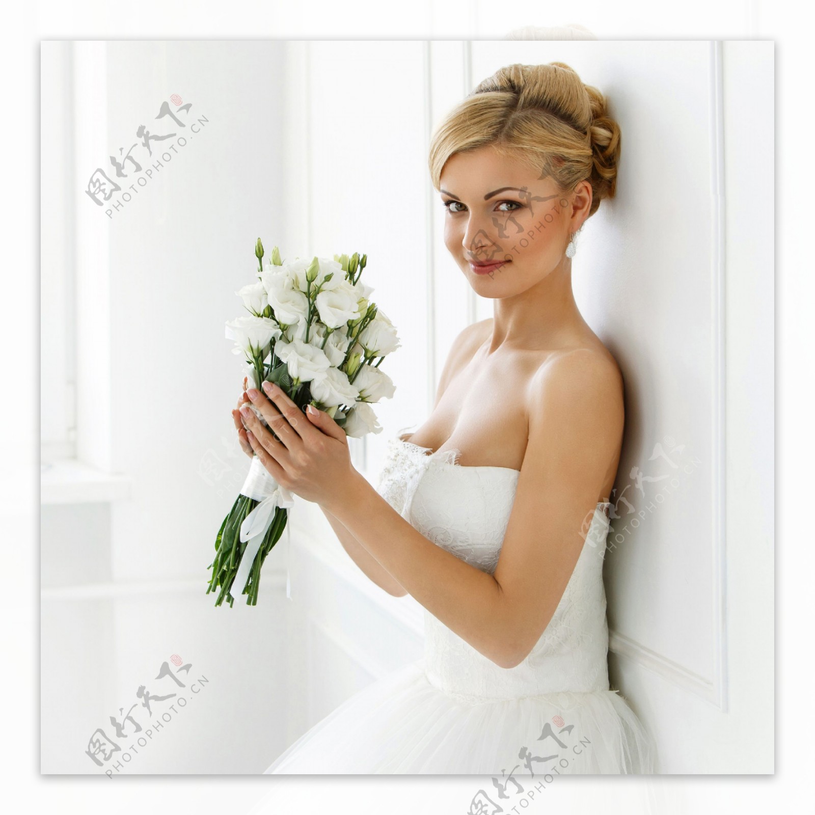 女人靠墙婚纱照图片