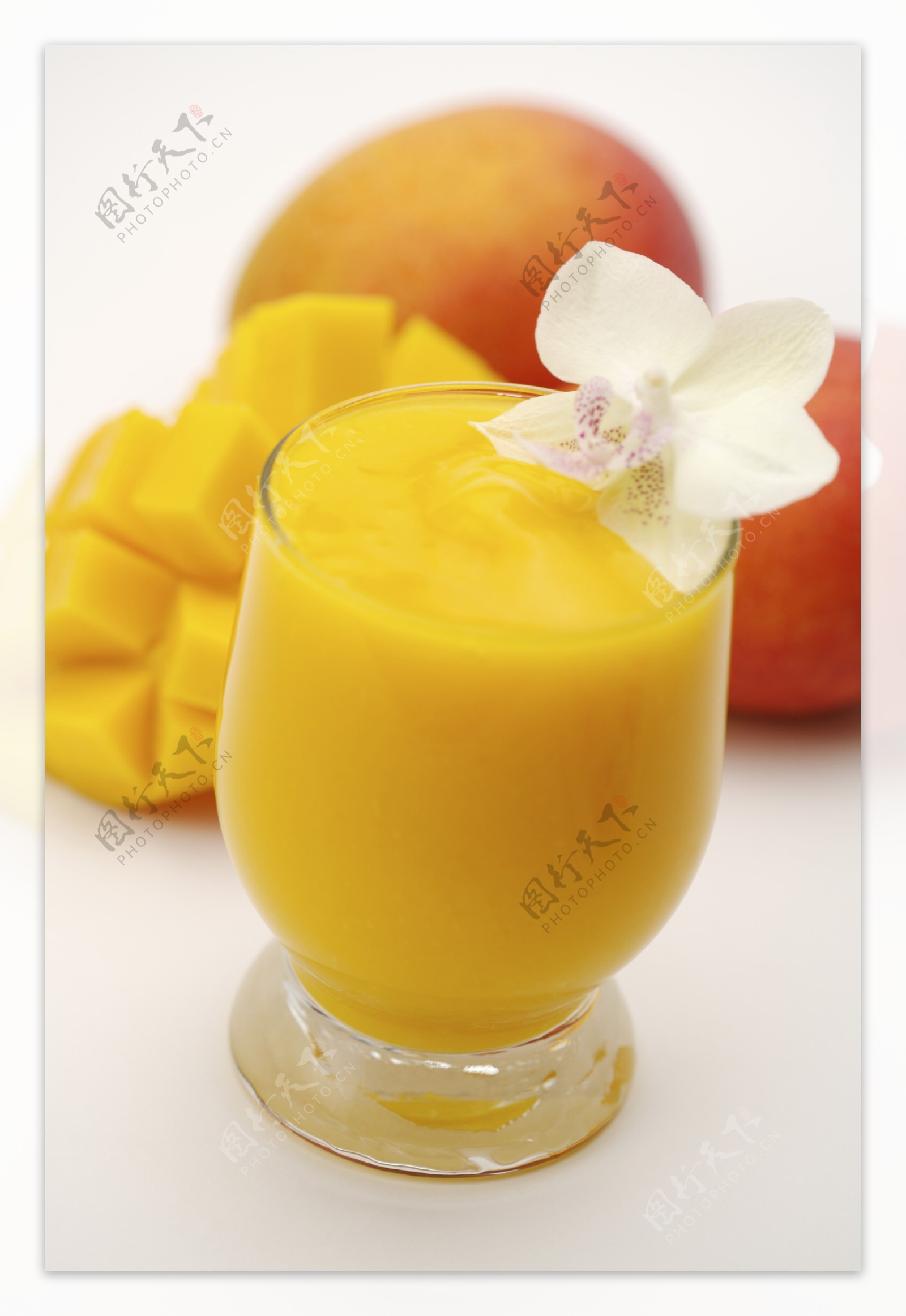 黄色芒果汁图片