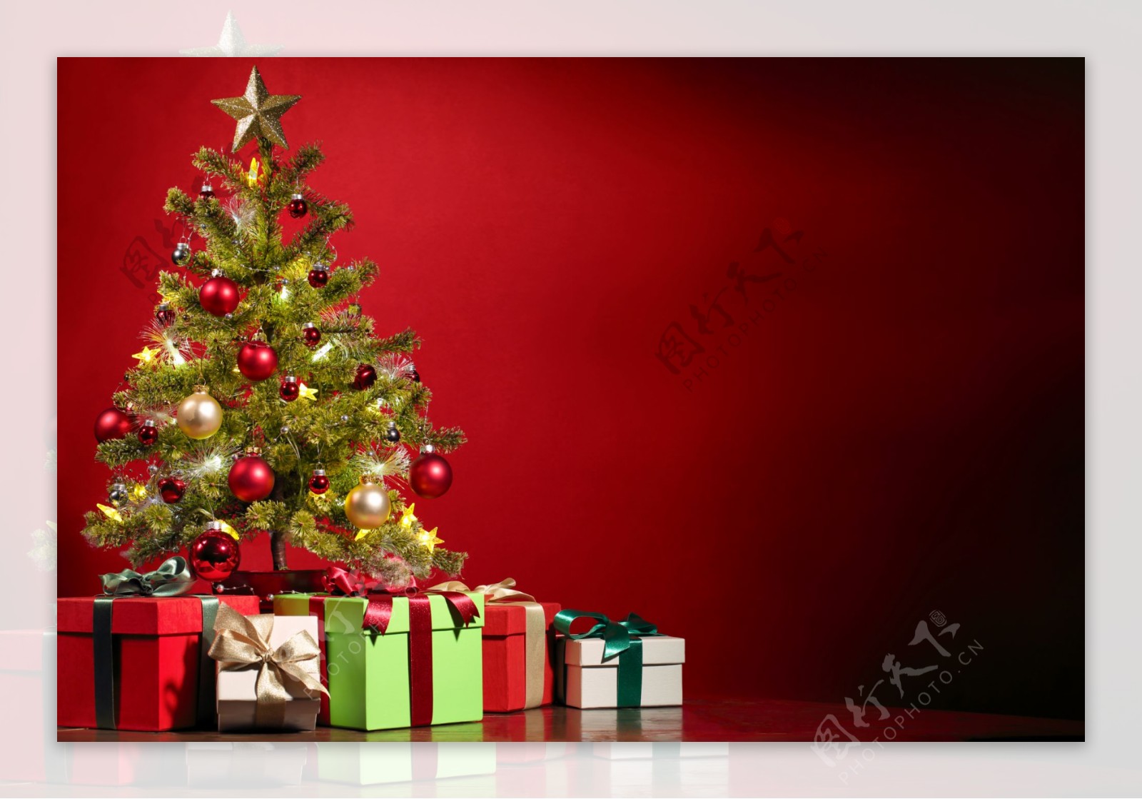 圣诞树下的礼物盒图片