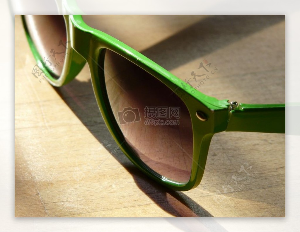 一个绿框的太阳眼镜
