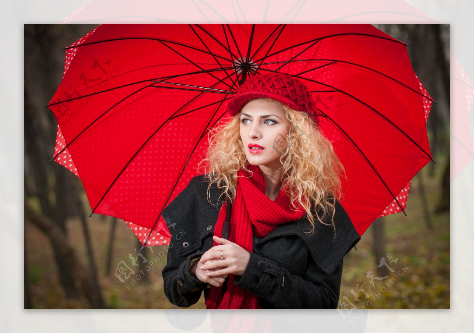 打红色雨伞的女人图片