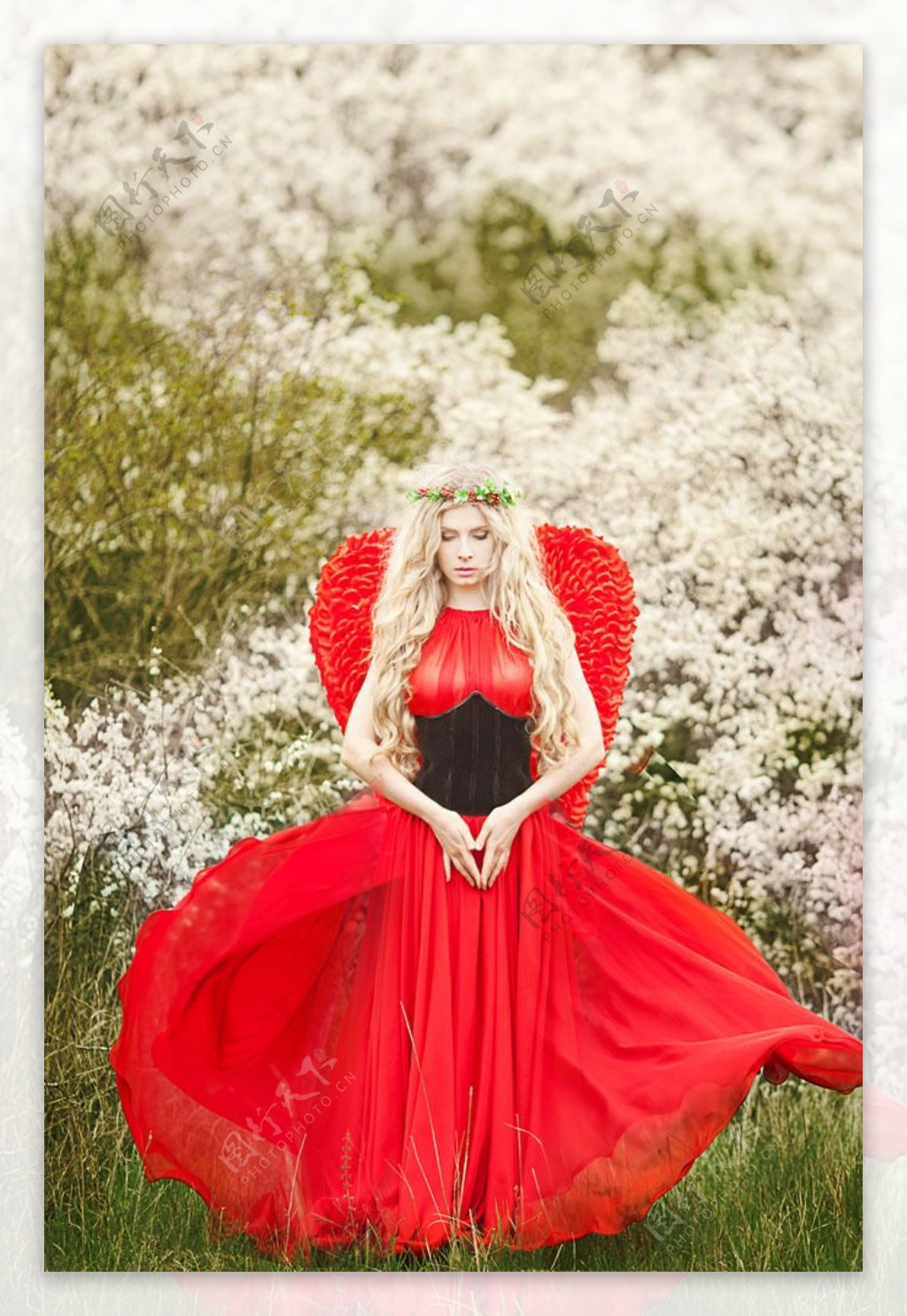 红色裙子的天使图片