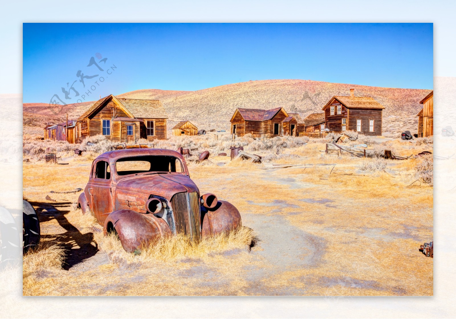 废弃的汽车与木屋风景图片