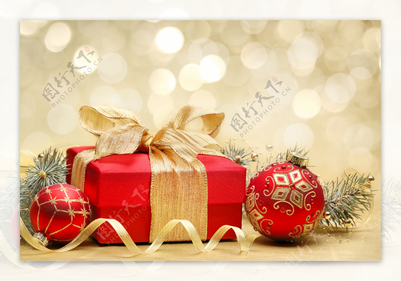 红色圣诞球与礼物盒图片