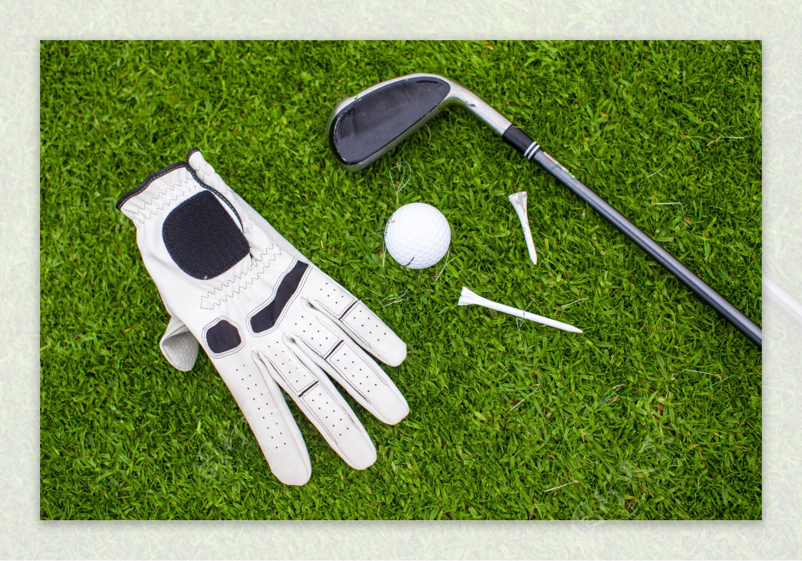 草地上的高尔夫球工具图片