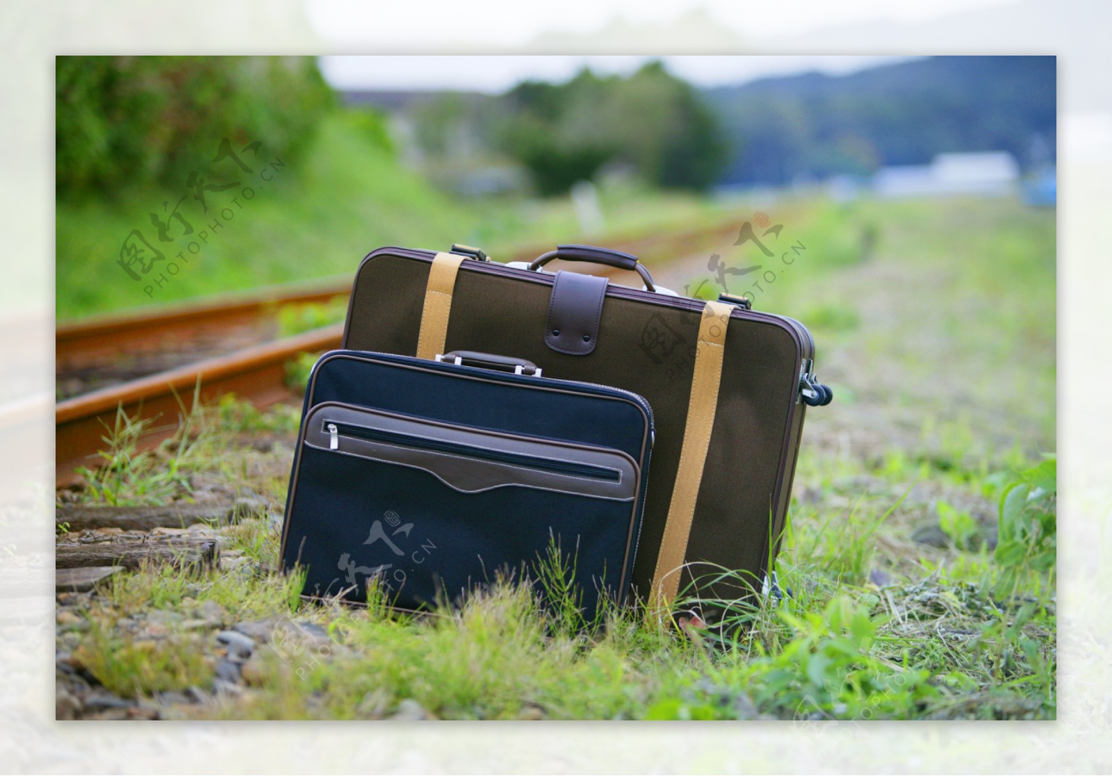 铁路旁的行李箱图片