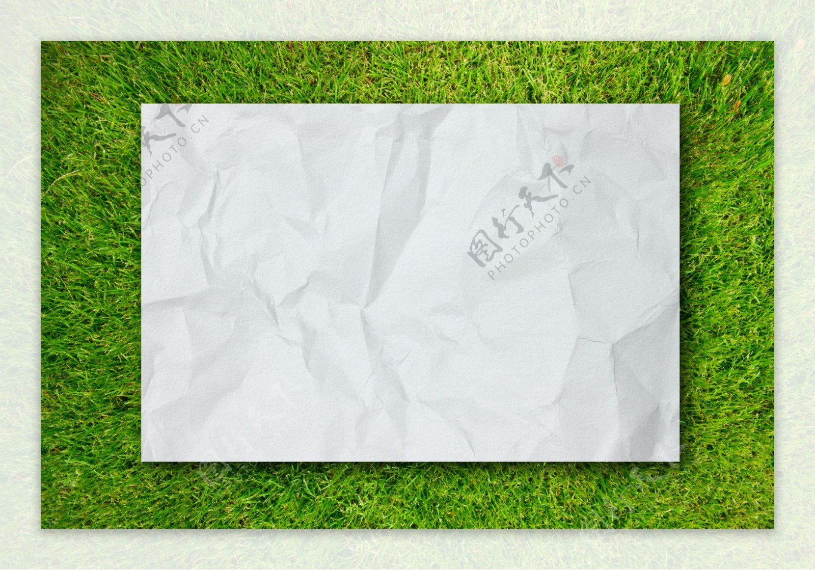 草地上的纸张背景图片