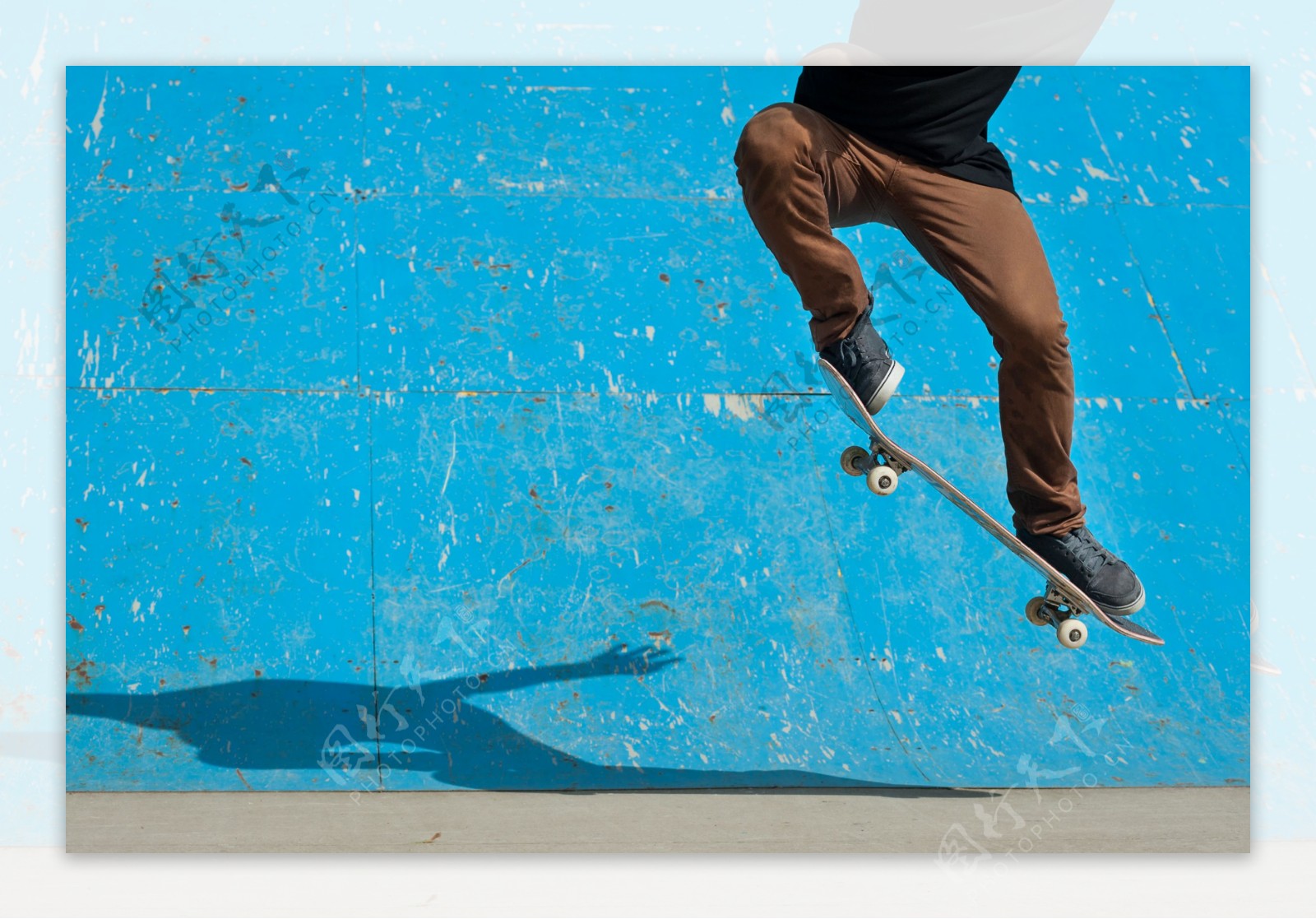 玩滑板车的男人图片