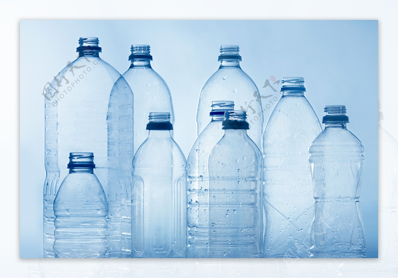 一片塑料空瓶子特写图片