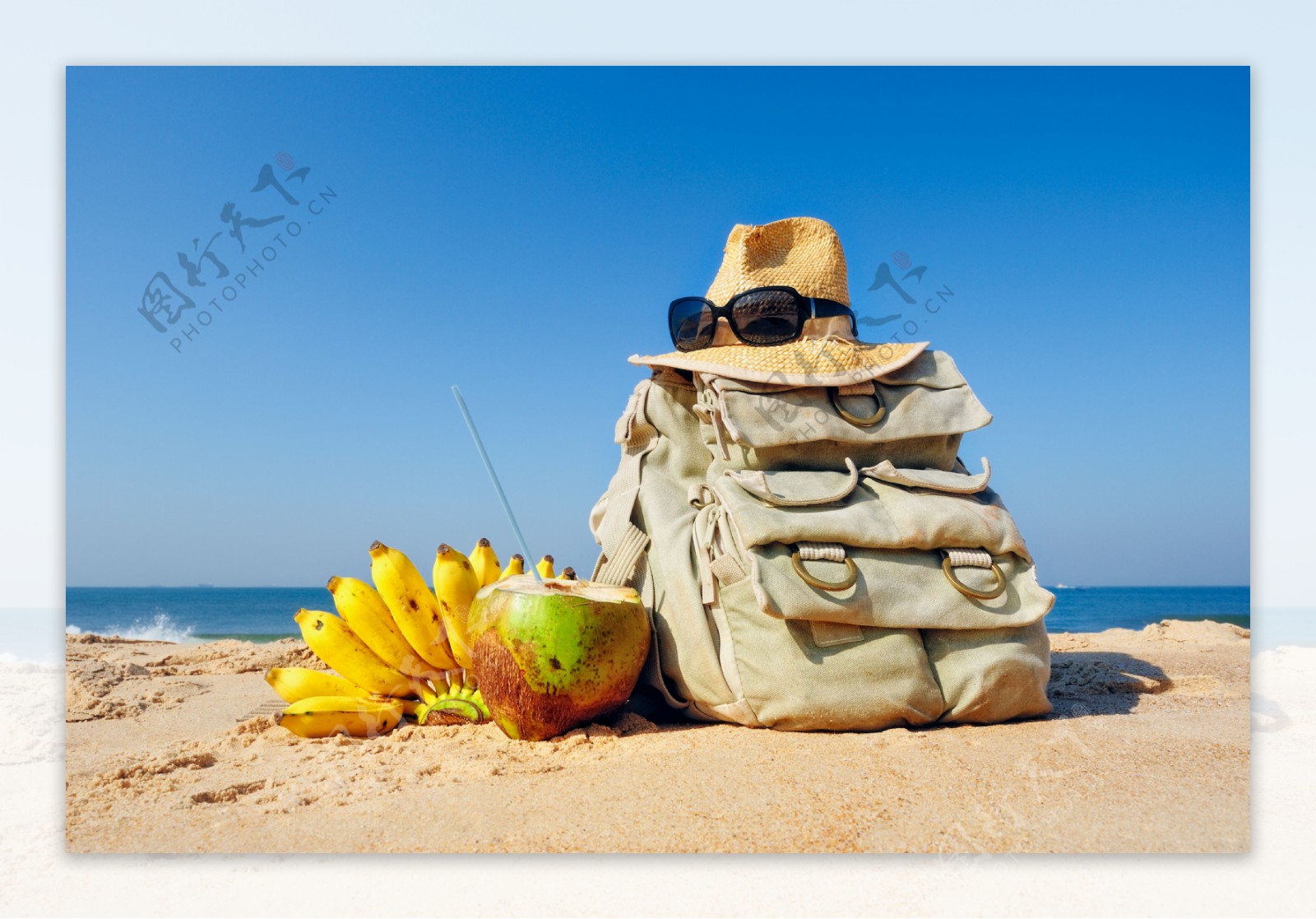 沙滩上的水果背包图片