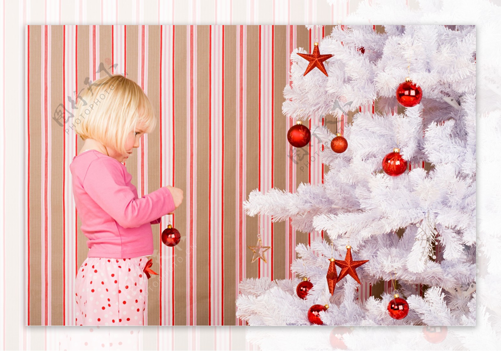 装扮圣诞树的可爱女孩图片