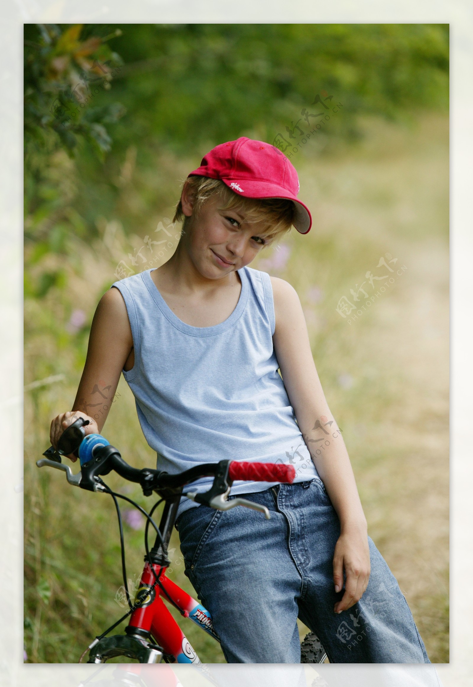骑单车的男孩图片