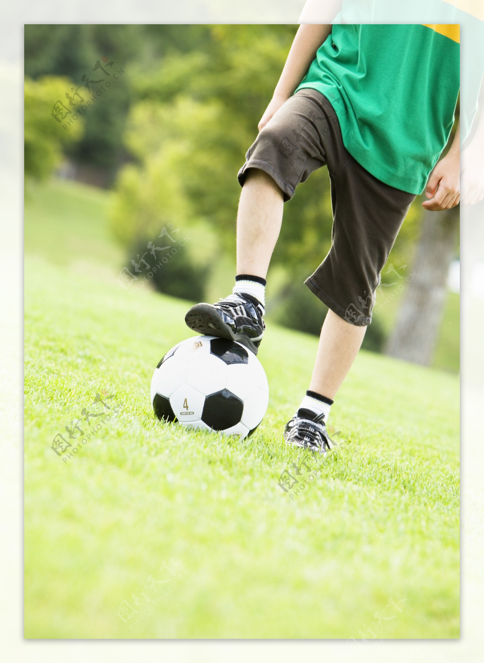玩足球的可爱小男孩图片