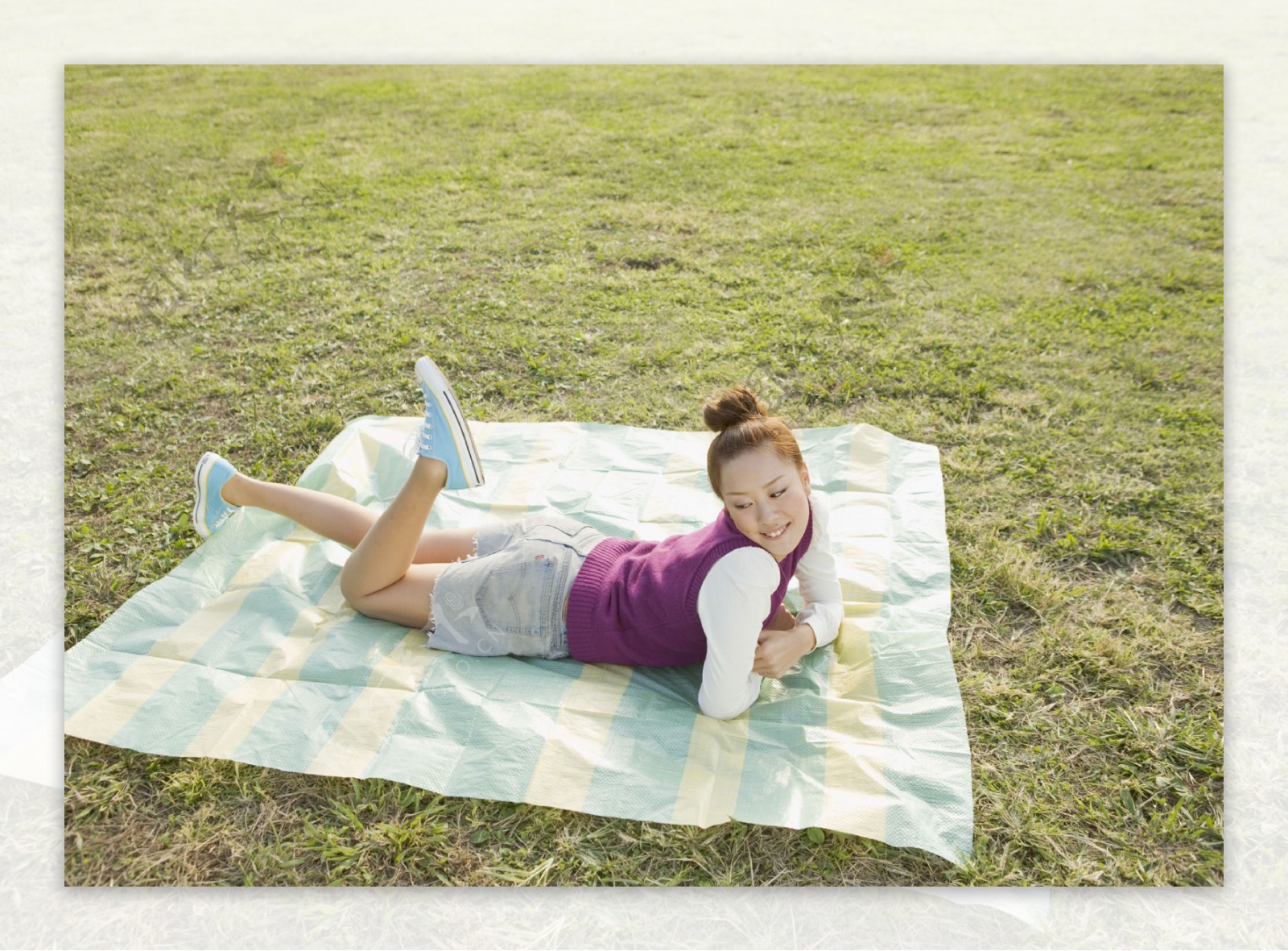 趴在草地上的休闲女孩图片图片