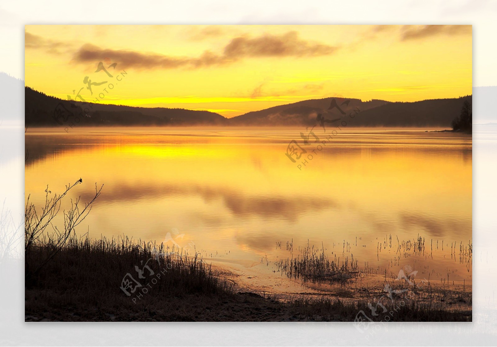 黄昏下的湖泊风景图片
