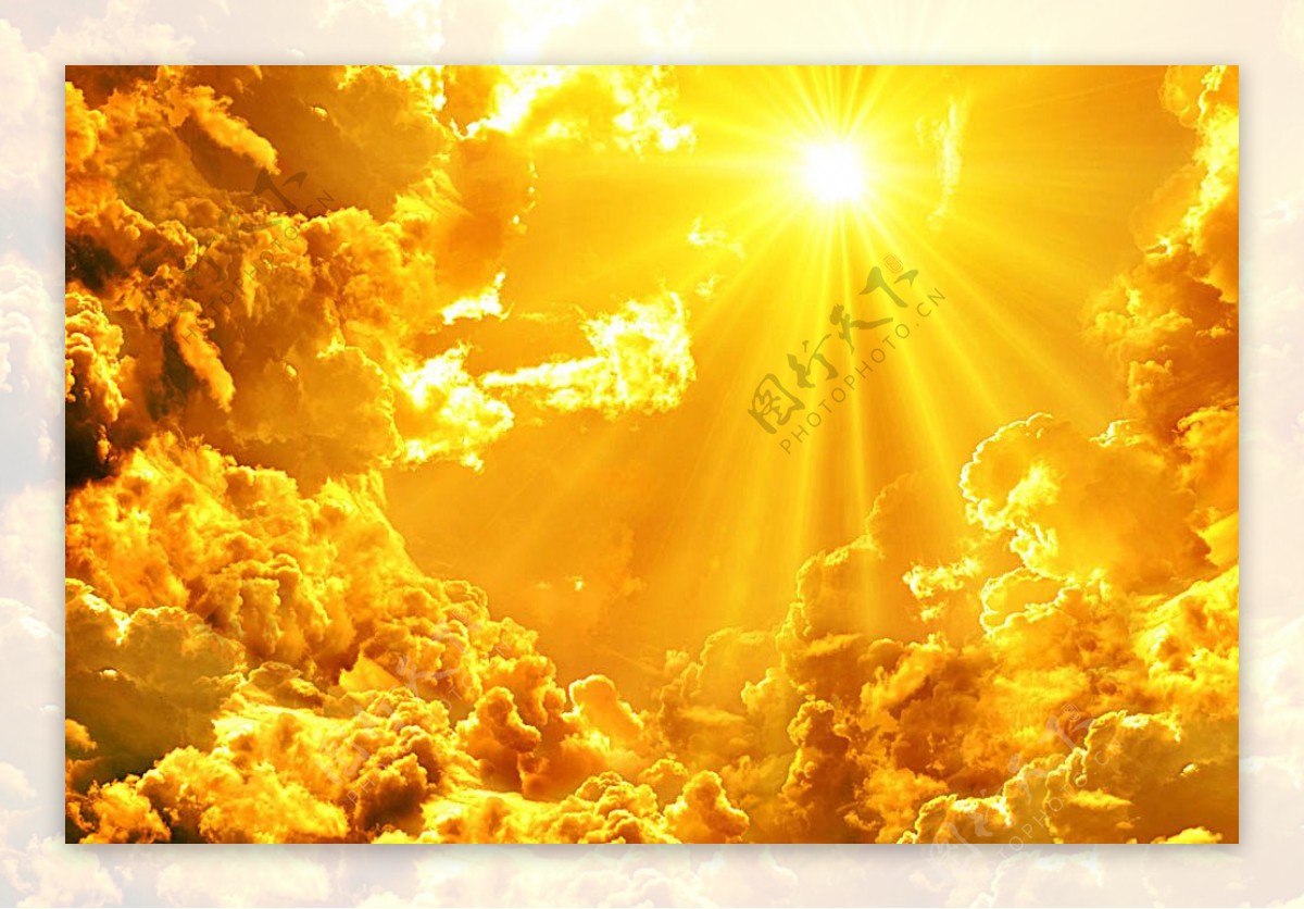 金色太阳光芒和云朵图片