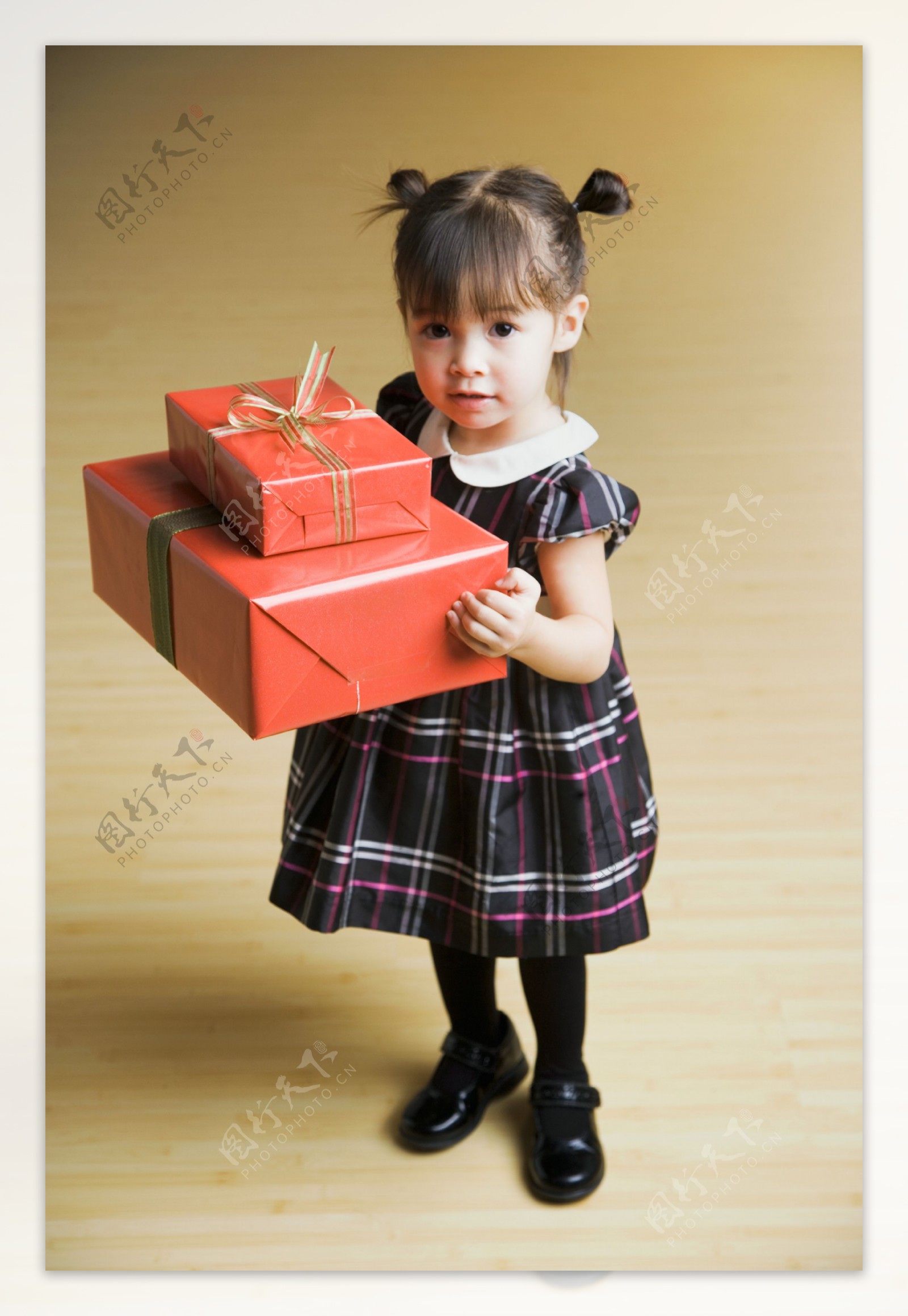 抱着礼物的小女孩图片