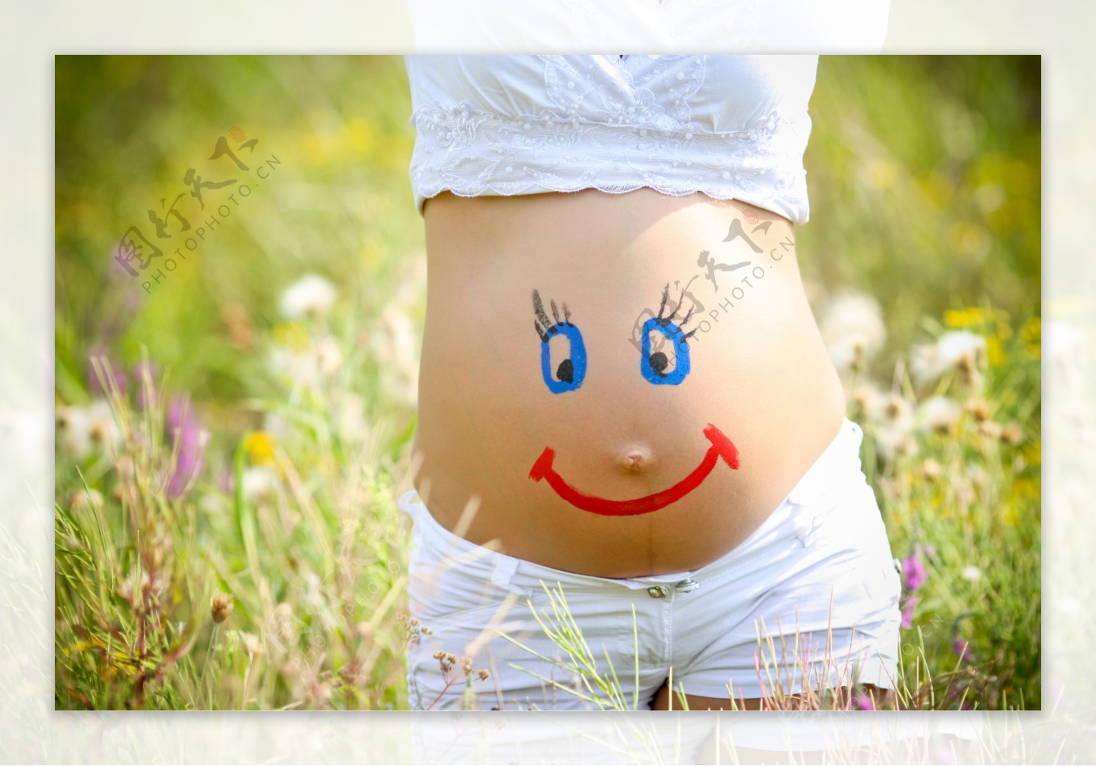 画在孕妇肚子上卡通笑脸高清图片