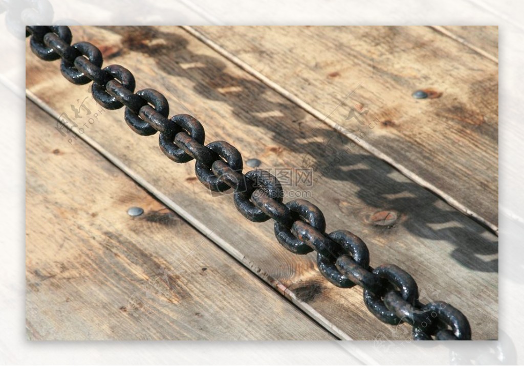 木板上孤寂的铁链