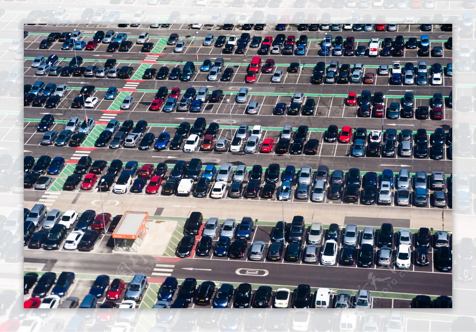 停车场整齐的轿车图片