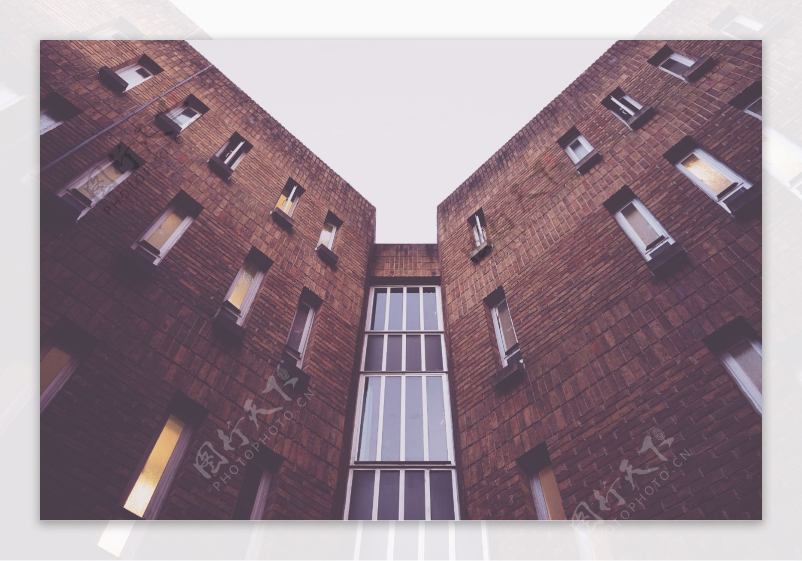 现代红砖公寓楼图片